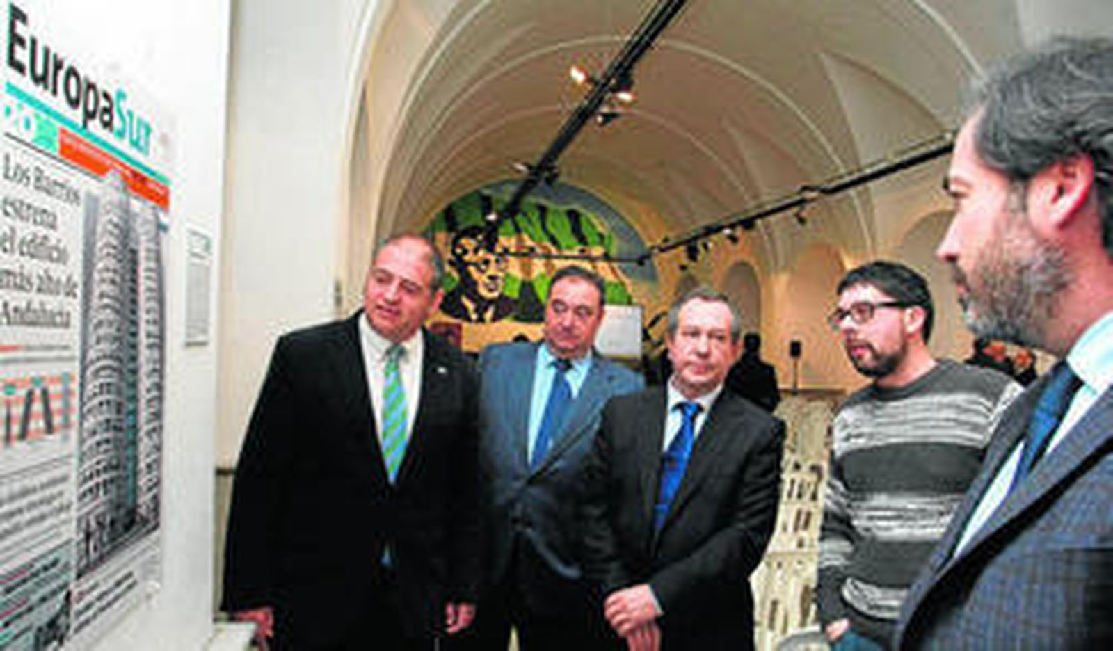 Jorge Romero, Tomás Valiente, Antonio Moreno y Alberto Grimaldi atienden las explicaciones del redactor encargado de la selección de las portadas.