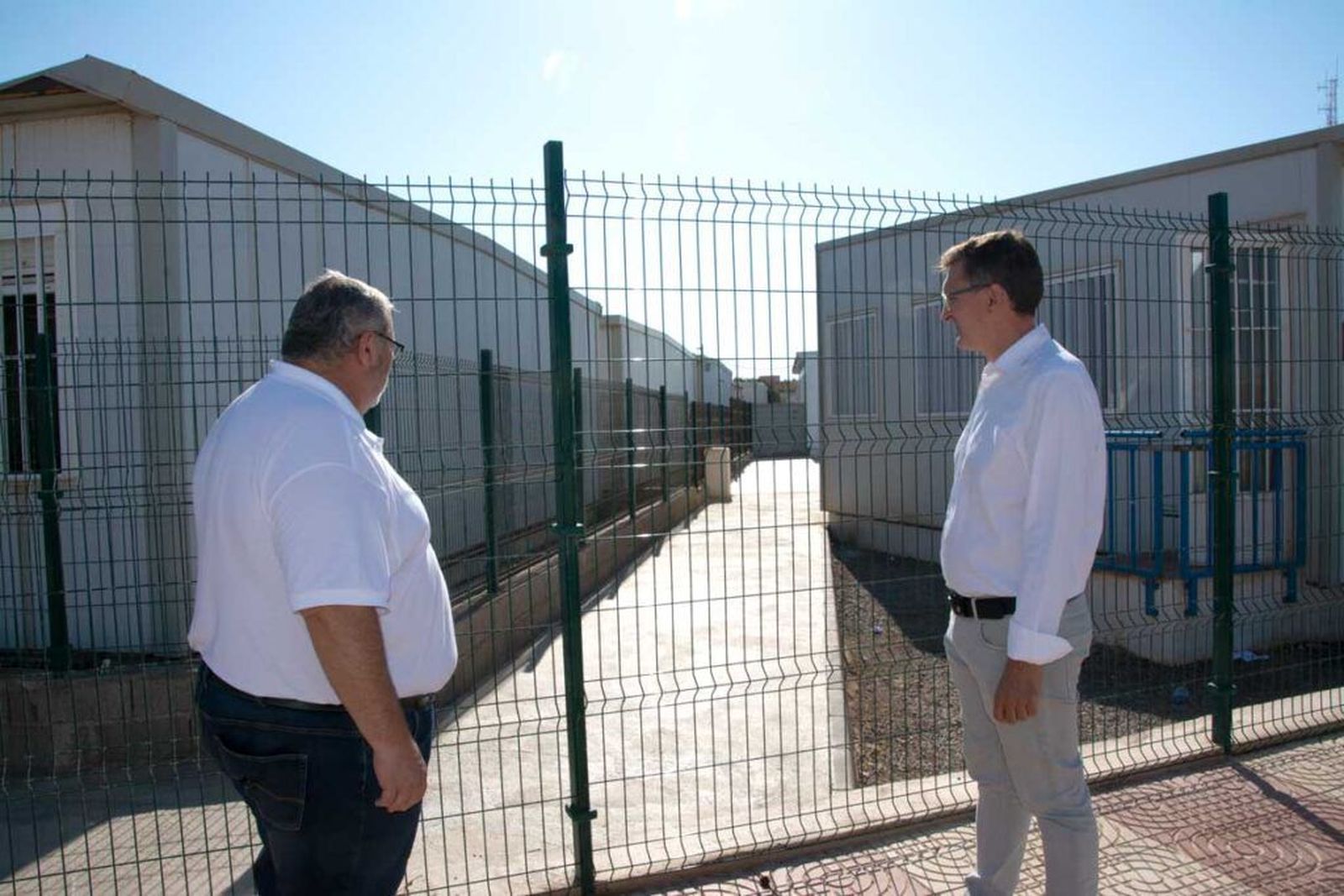 José Luis Sánchez Teruel junto al portavoz del PSOE en Roquetas de Mar en un colegio con aulas prefabricadas.