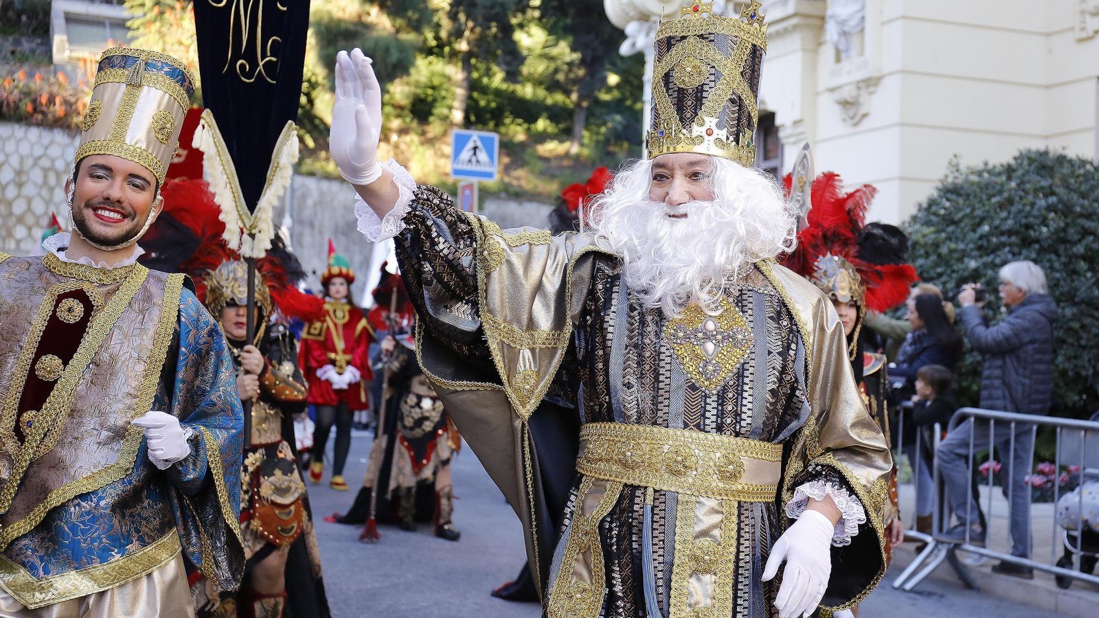 Melchor y su séquito avanzan a pie.