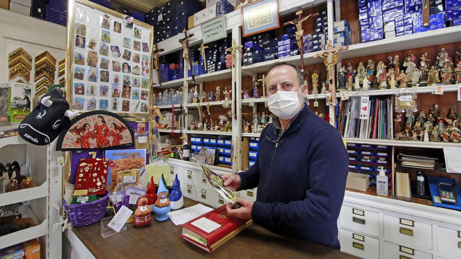 Francisco Quevedo, en el mostrador de ‘Casa Quevedo’.