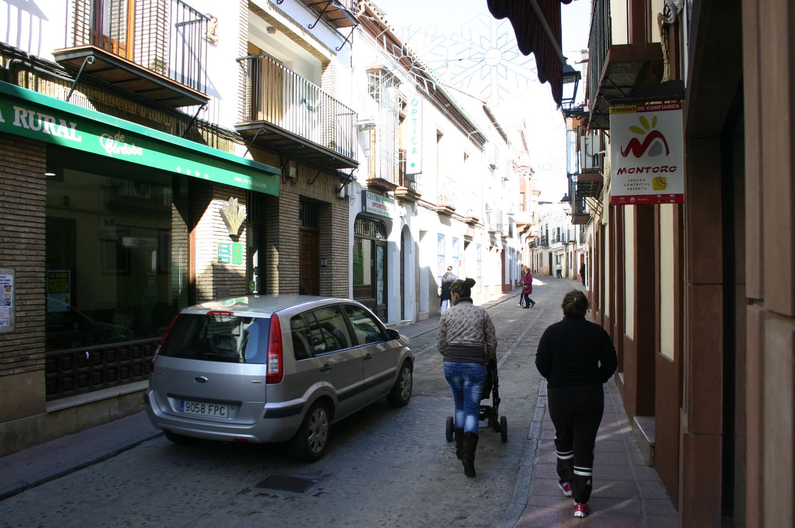 Un coche atraviesa la calle Corredera de Montoro.