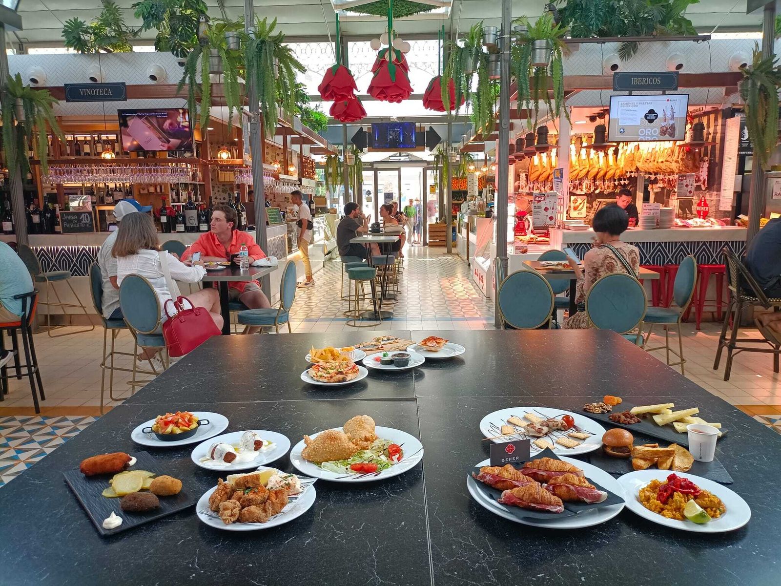 Mercado Victoria suele ofrecer de lunes a miércoles una promoción especial que incluye caña y tapa