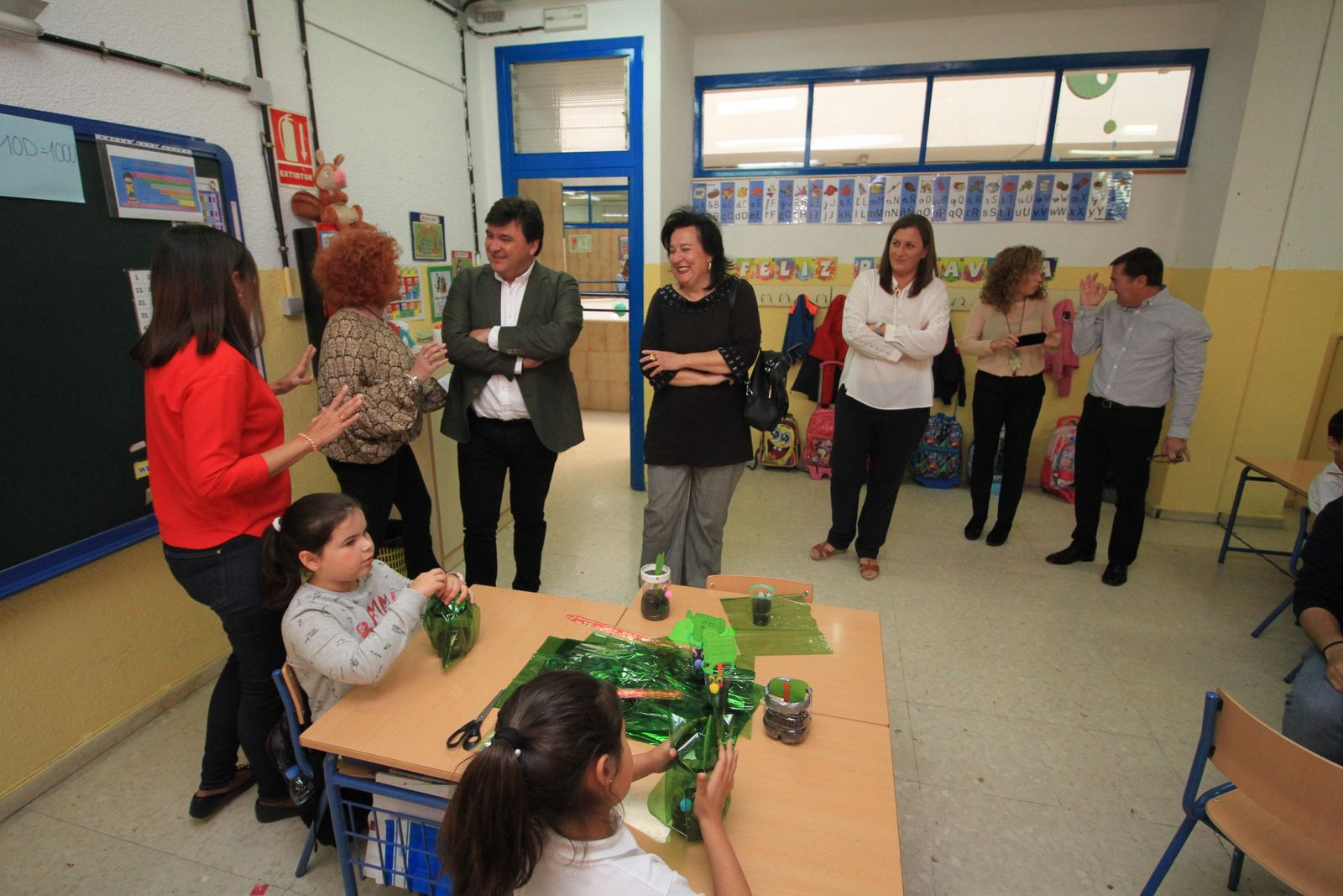 Imágenes de la plantación de árboles llevada a cabo en el colegio Los Rosales, con motivo del incendio del año pasado
