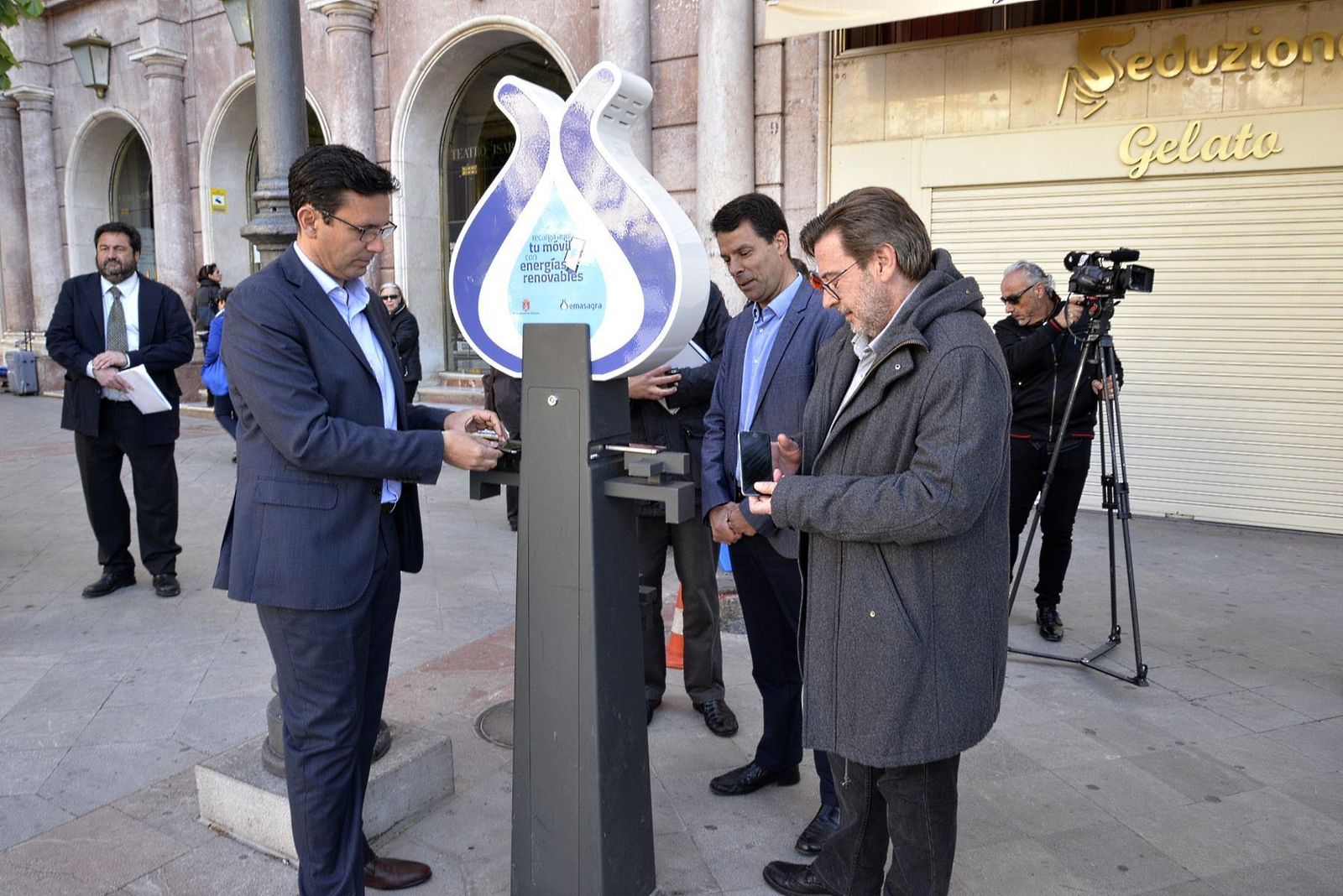 El alcalde, Francisco Cuenca, el concejal Baldomero Oliver y el gerente de Emasagra Federico Sánchez, ayer.