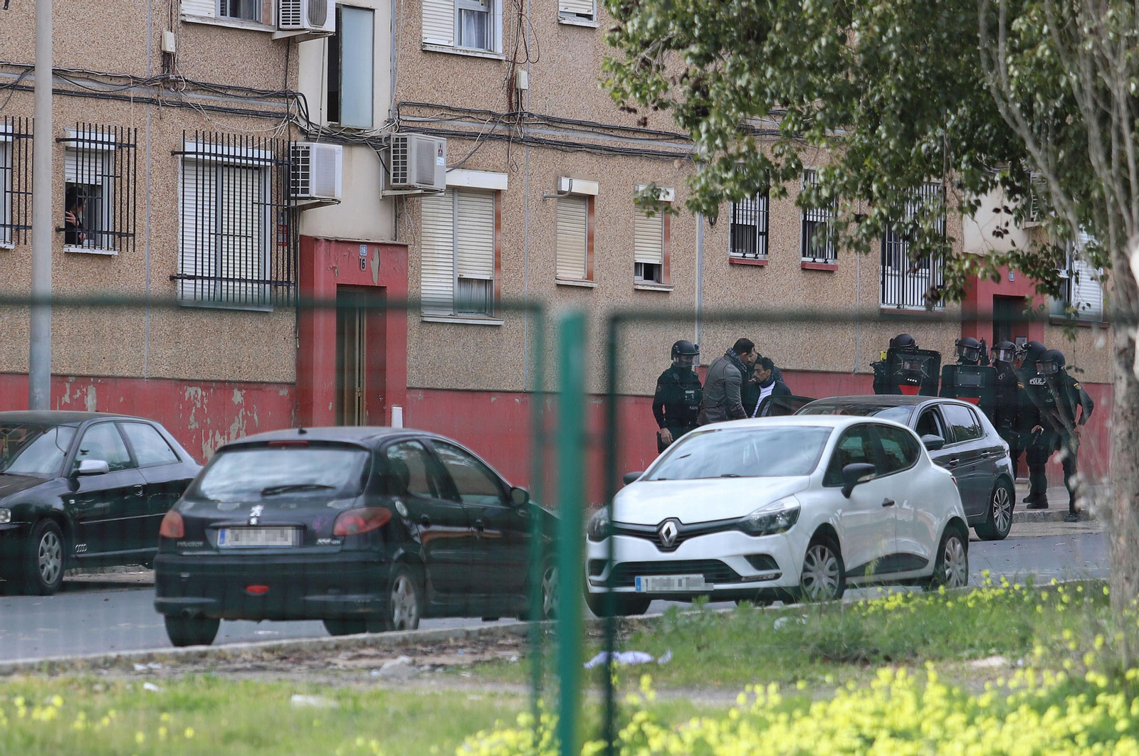 Imágenes del atrincherado que amenazaba con hacer estallar una bombona en el Torrejón, Huelva
