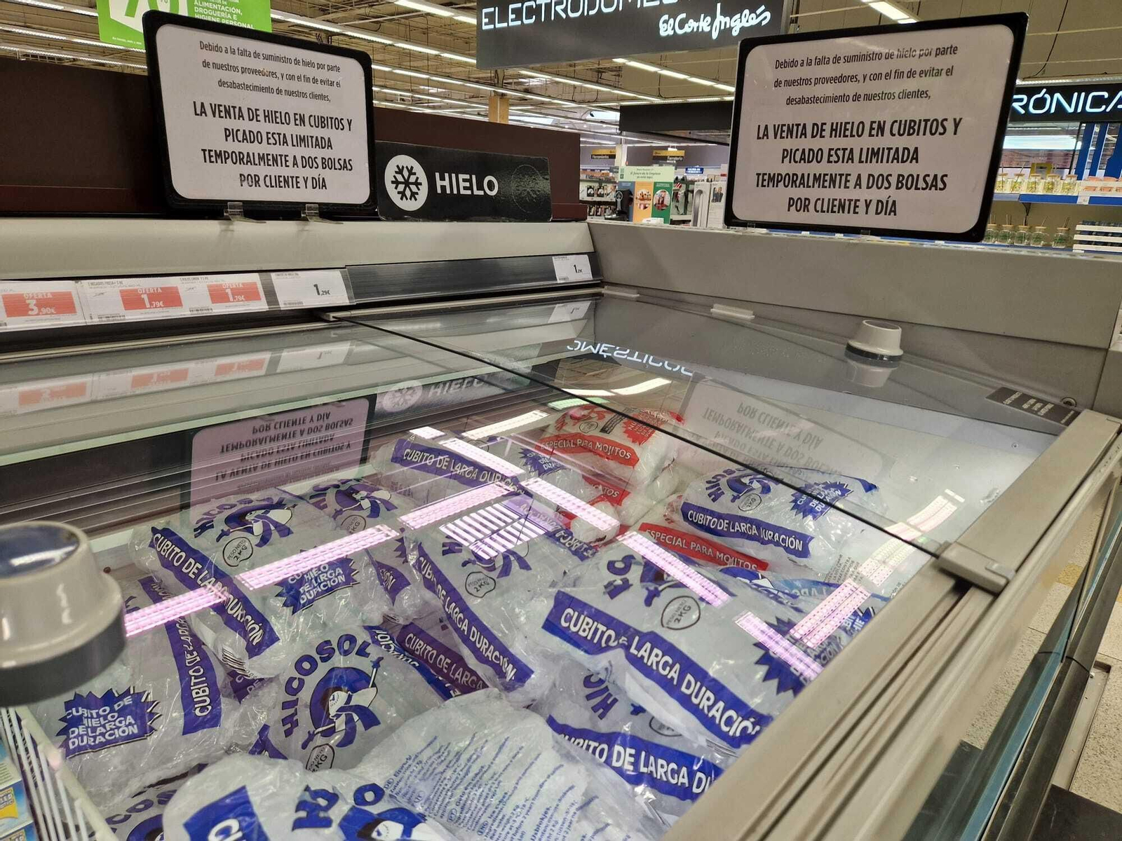 Una cadena de supermercados anuncia el racionamiento en la venta de hielo, este viernes.