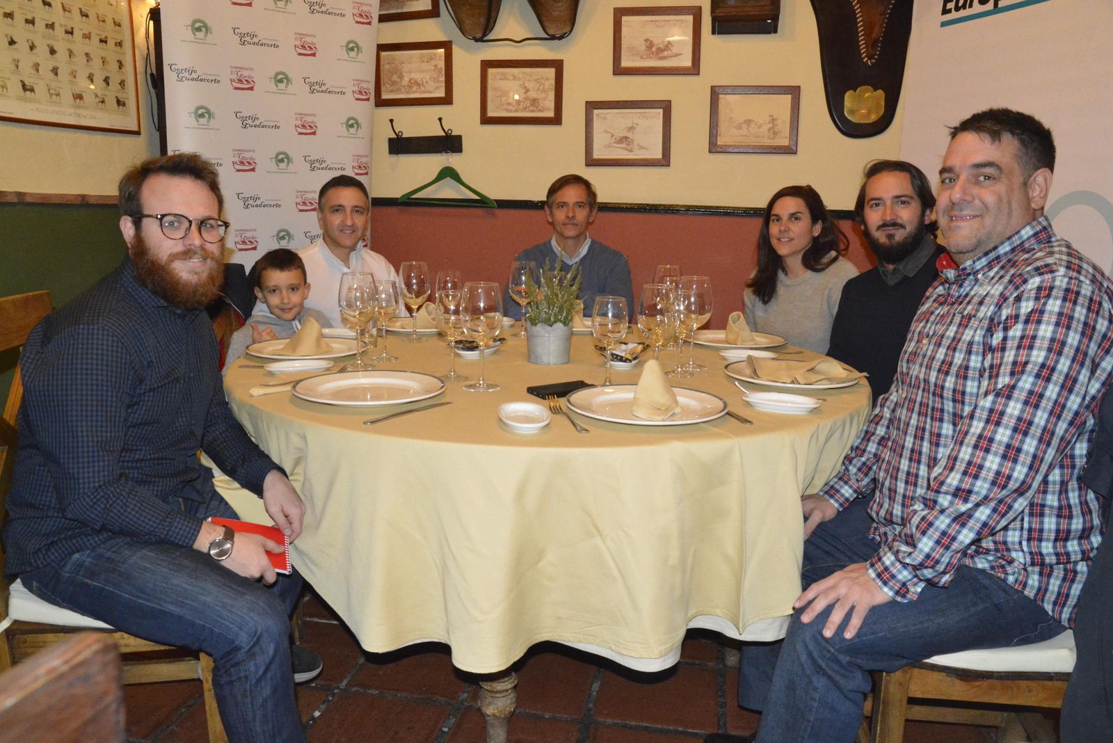 Jorge Fernández, con su hijo, y José Carlos Cabrera, en la mesa.