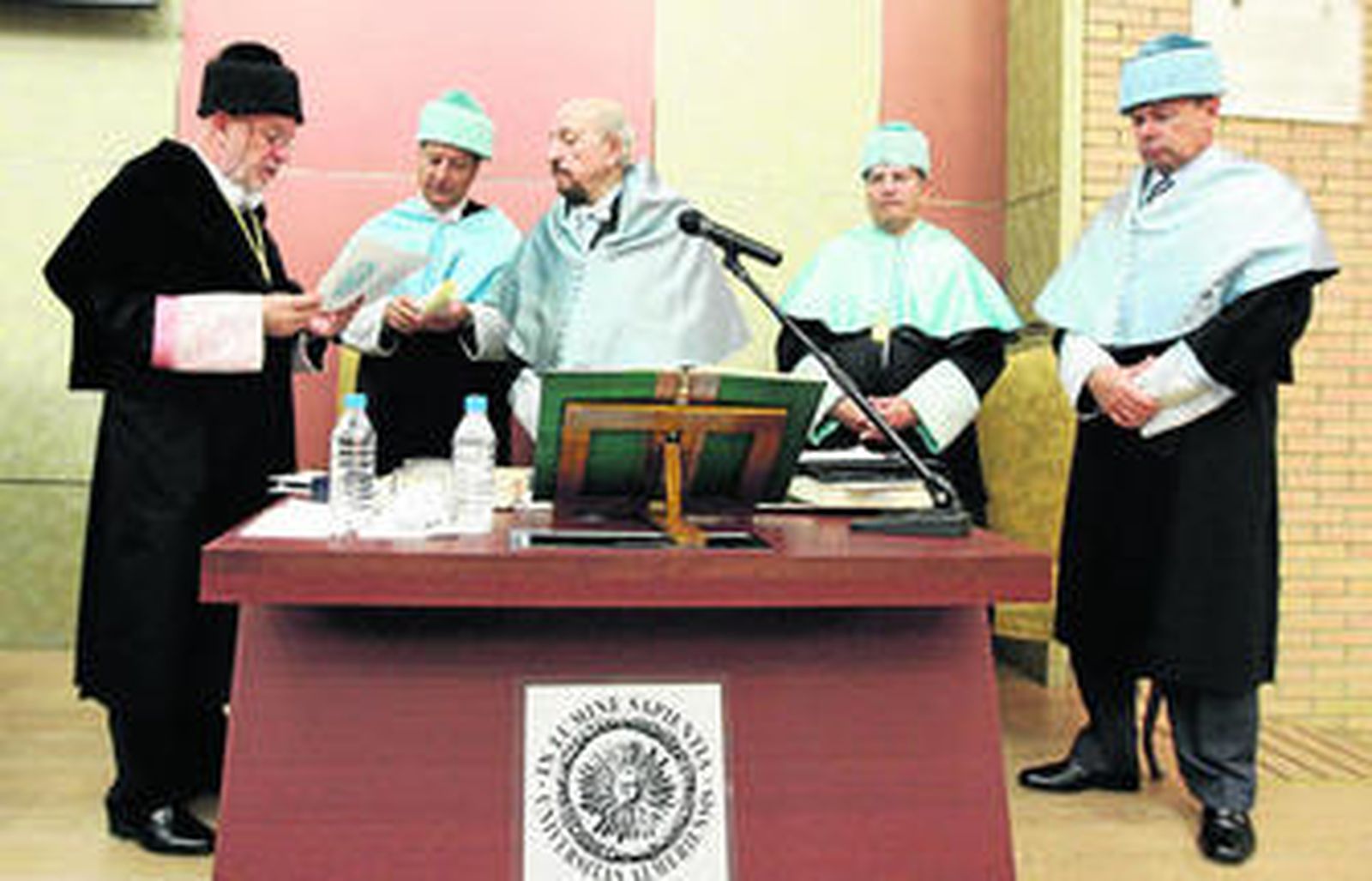 El rector de la Universidad de Almería durante la investidura como Doctores Honoris Causa a Pedro Cerezo y Juan Carlos Rodríguez.