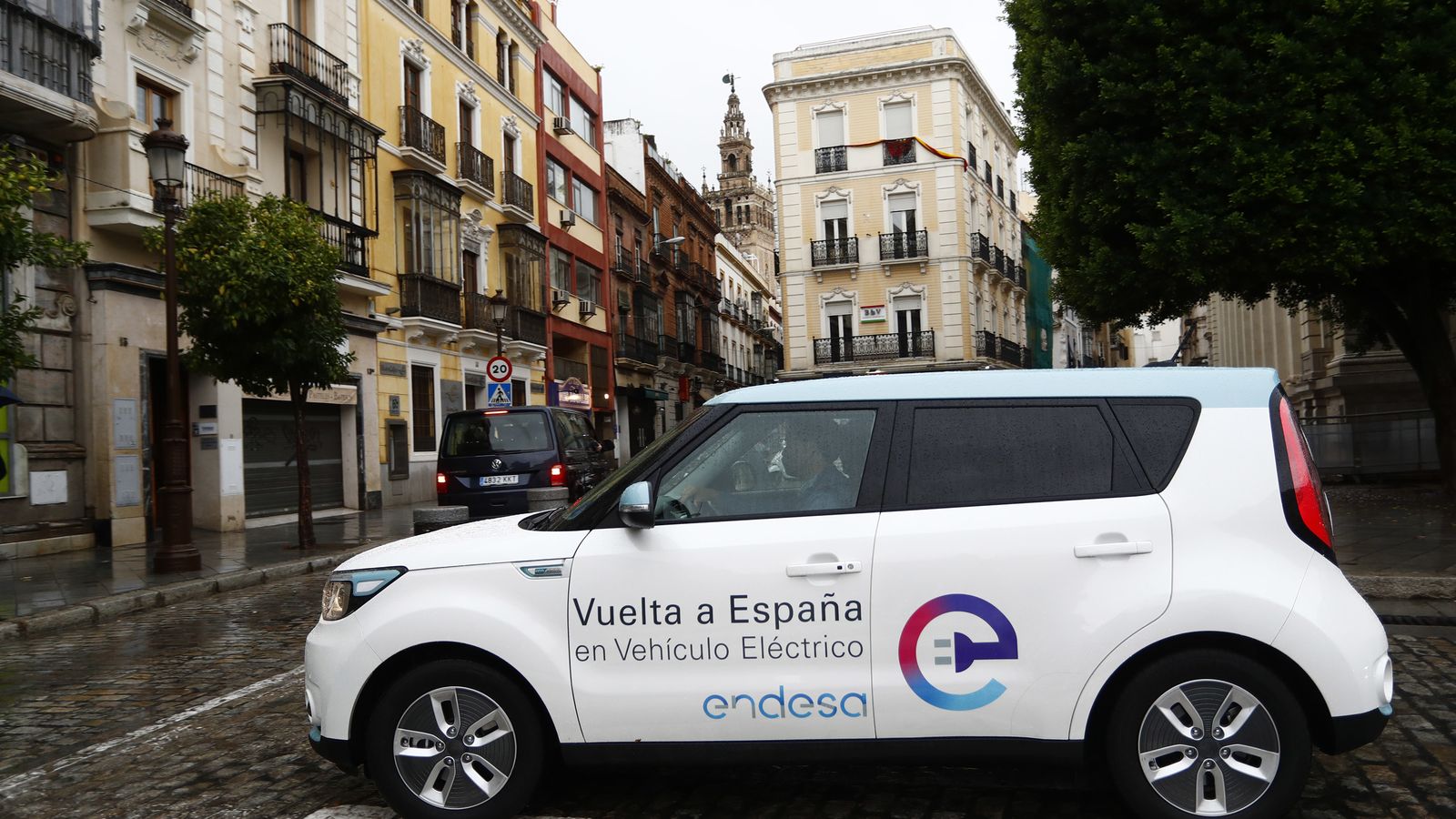 El vehículo eléctrico en su salida.