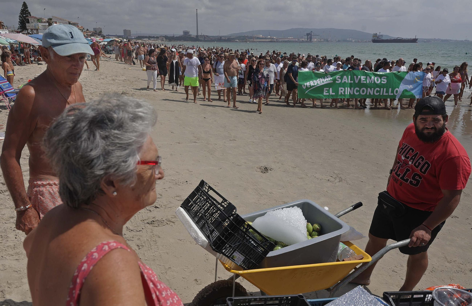 Fotos de la manifestación de la plataforma Salvemos El Rinconcillo y el grupo ecologista Verdemar en Algeciras