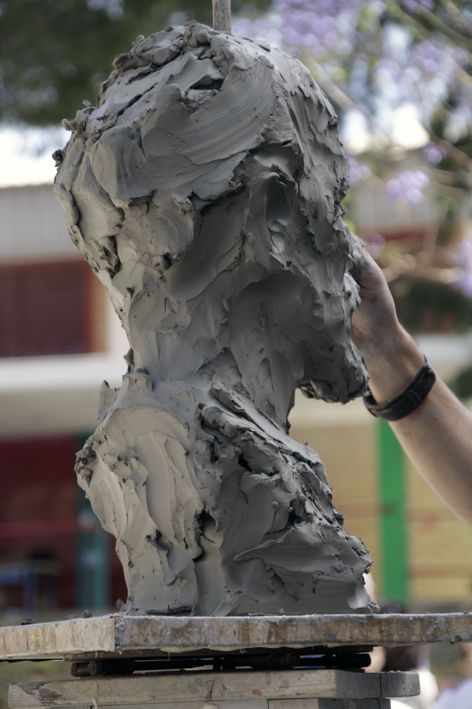 Modelado del escultor Martín Lagares con motivo de la II Feria del Emprendimiento en imágenes