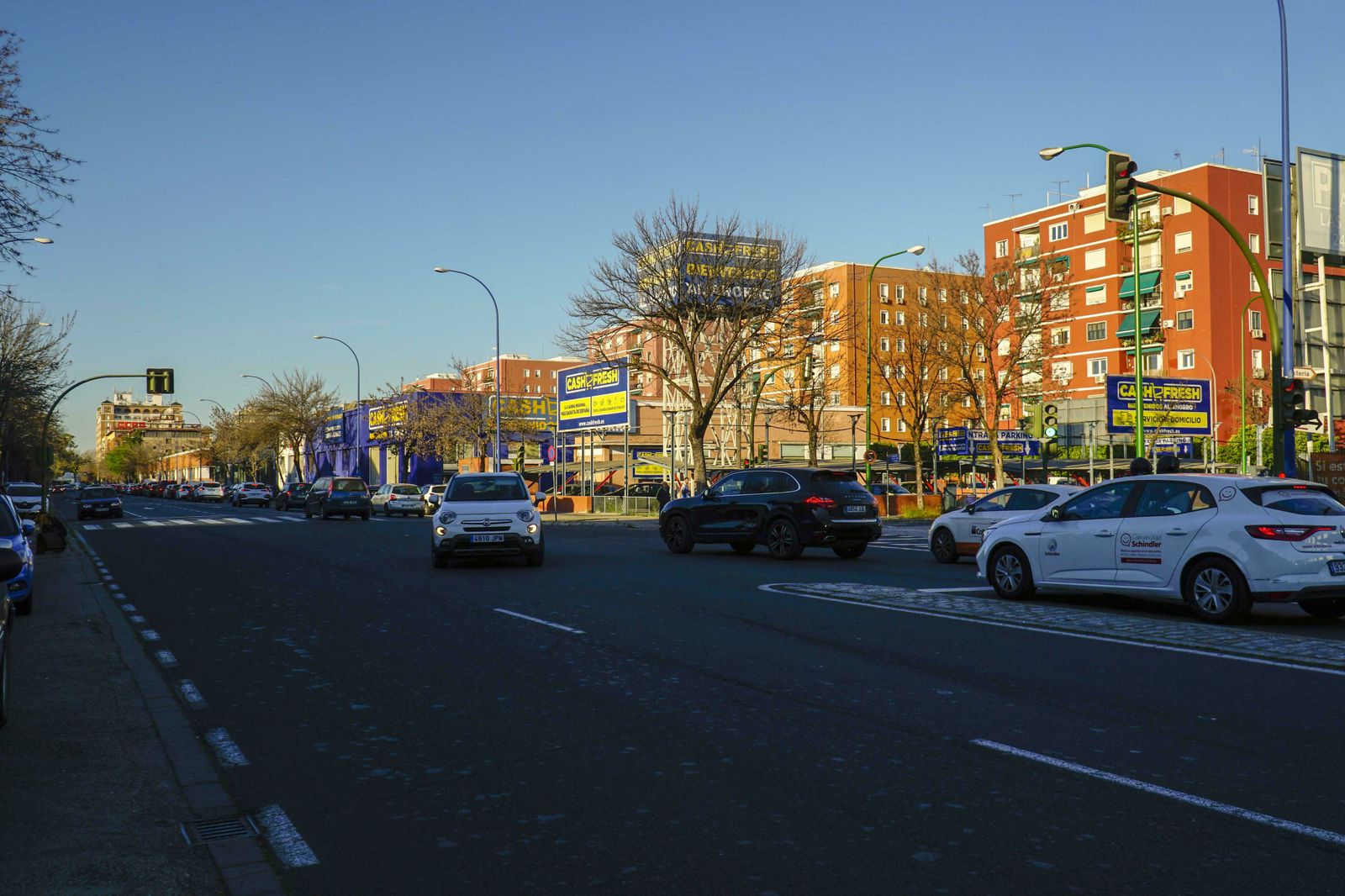 Las viviendas que dan a la avenida de la Raza están próximas al Muelle de Tablada.