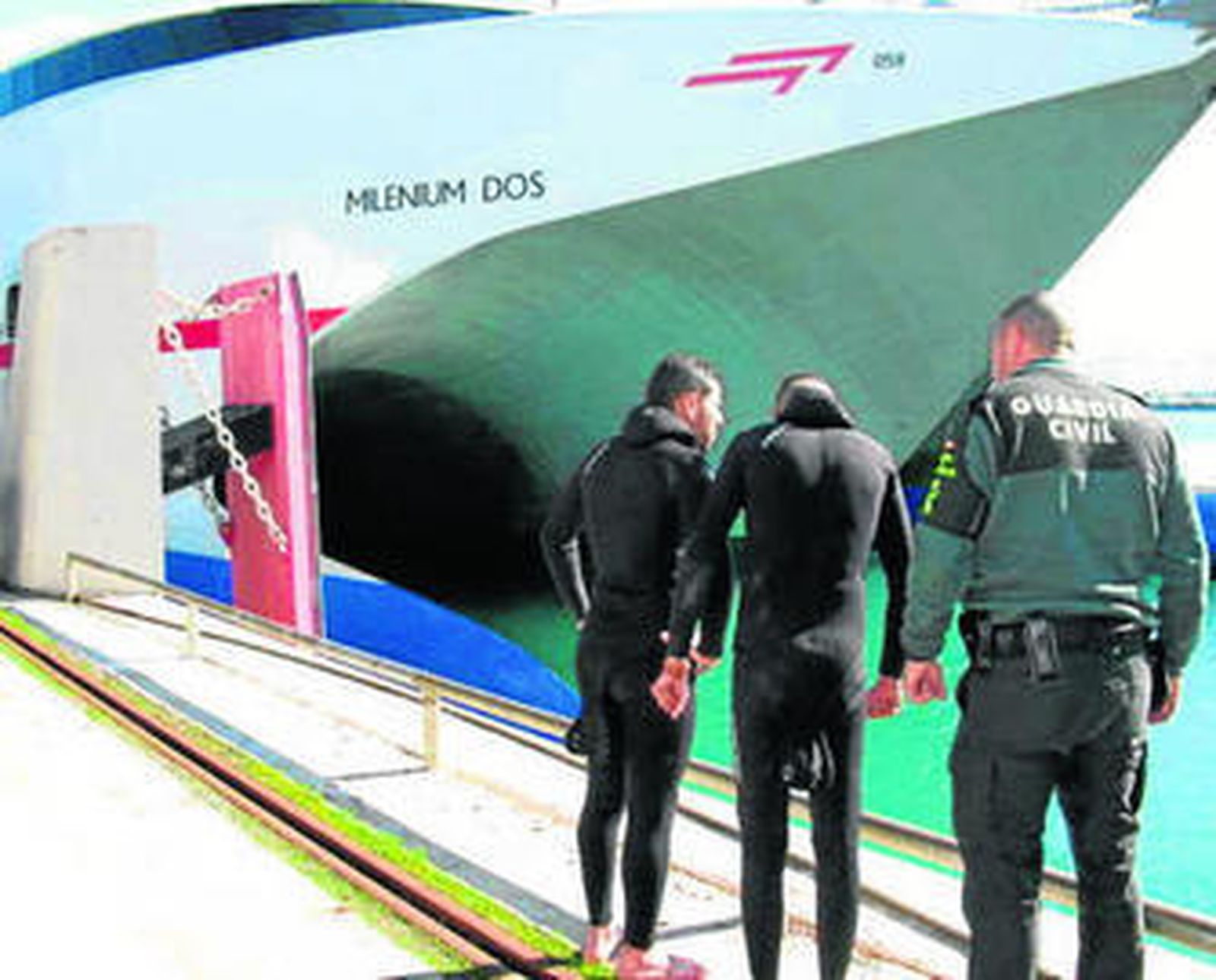 Los inmigrantes que se la jugaron en parte trasera del barco.