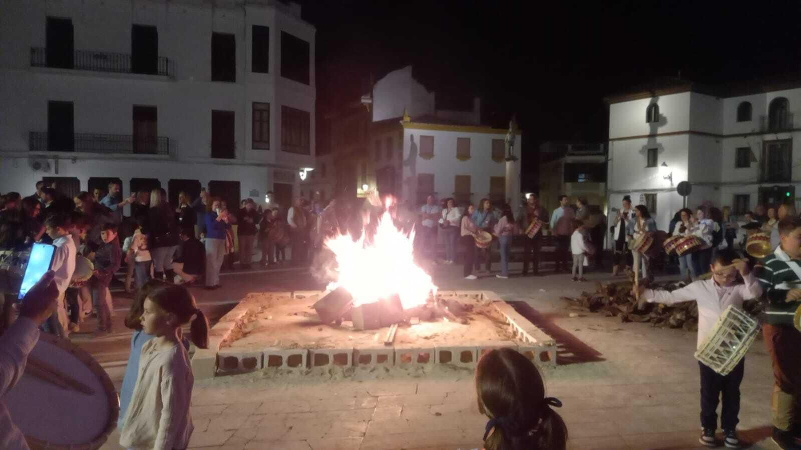 Los tambores y las hogueras lucen en Baena por San José, en imágenes Los tambores y las hogueras lucen en Baena por San José, en imágenes