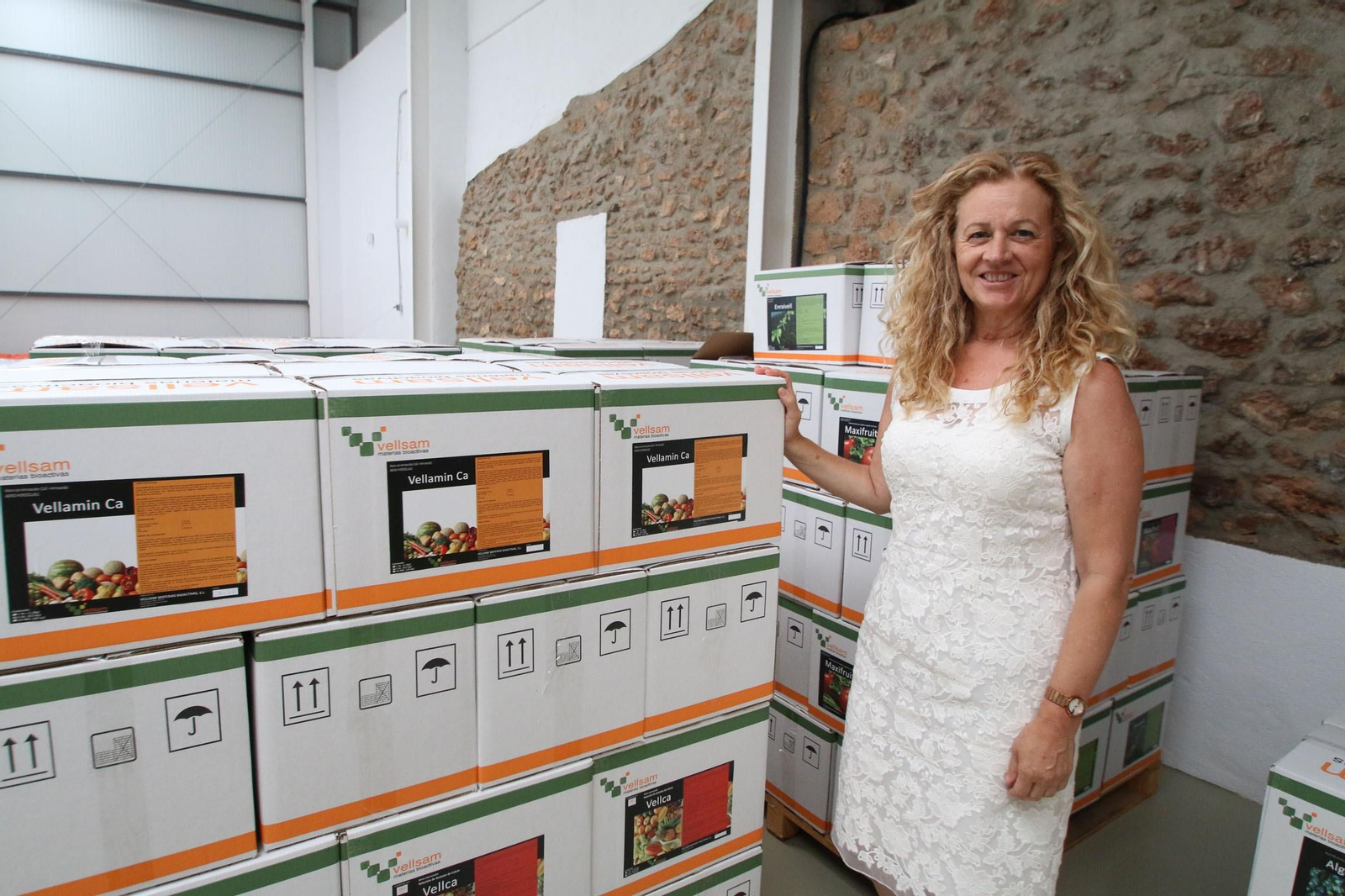 La gerente de Vellsam, María Zamora, en el almacén, junto a los productos que comercializa la compañía.