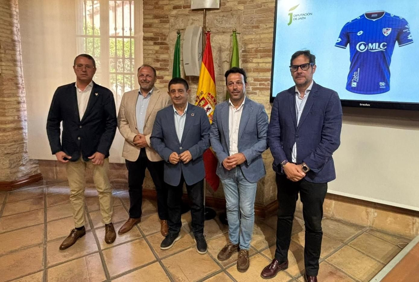 Javier Vallejo, Luis Vera, Paco Reyes, Javier Perale y Carlos Hita, tras la firma del acuerdo. Javier Vallejo, Luis Vera, Paco Reyes, Javier Perale y Carlos Hita, tras la firma del acuerdo.