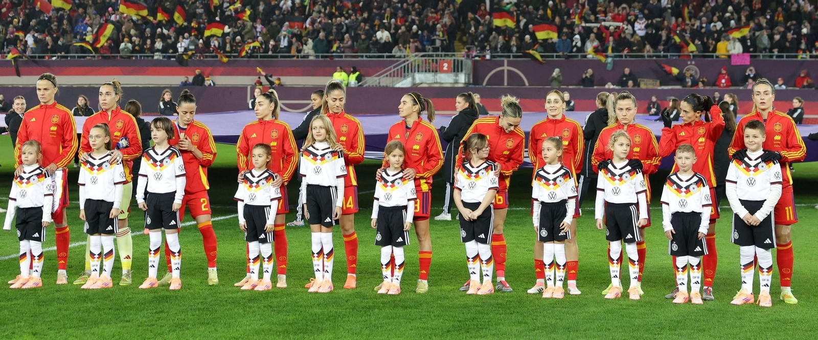 La selección española, antes de comenzar la final contra Alemania. La selección española, antes de comenzar la final contra Alemania.