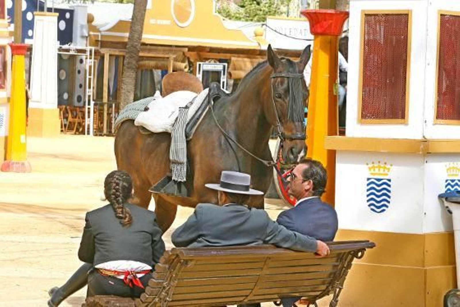 Tres caballistas descansan junto a su montura ayer en un paseo del recinto ferial.

Foto: Pascual