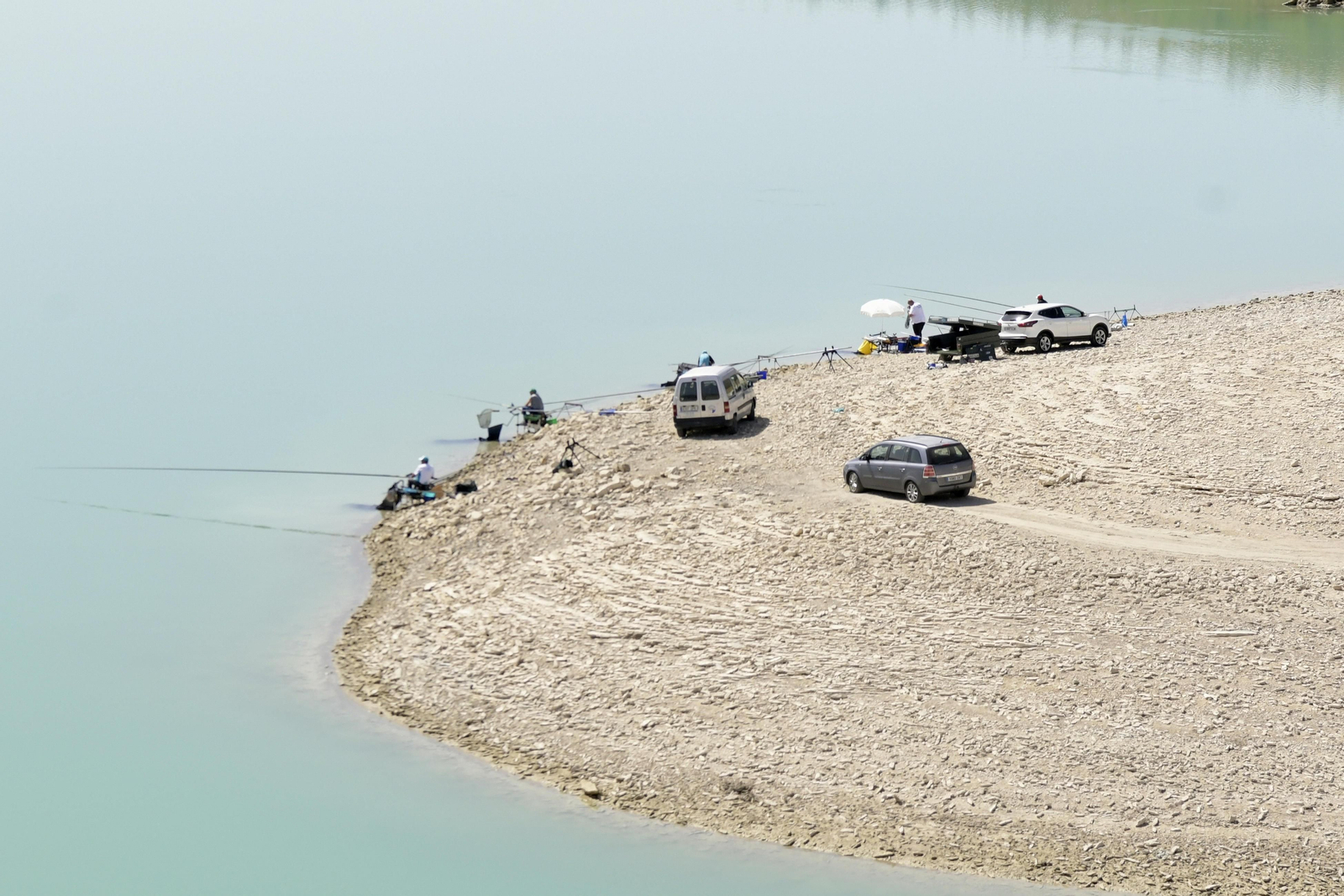 Pescadores en el embalse de Los Bermejales