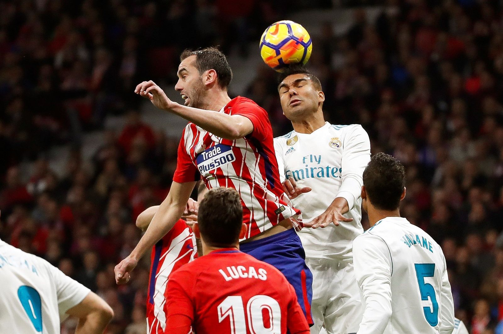 Godín y Casemiro se elevan en busca de un balón aéreo.