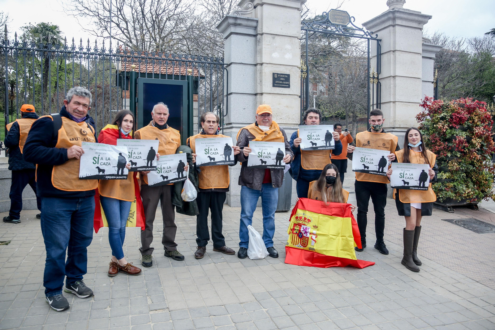 Tractores, rehalas de perros de caza y caballos en la manifestación del campo en Madrid
