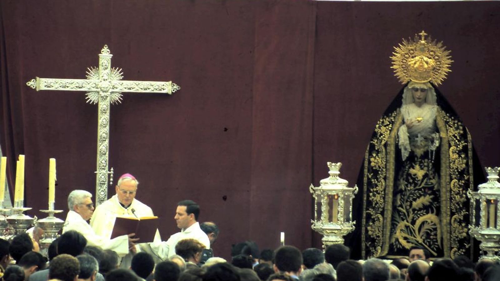Fray Carlos Amigo Vallejo en la colocación de la primera piedra de la actual Parroquia