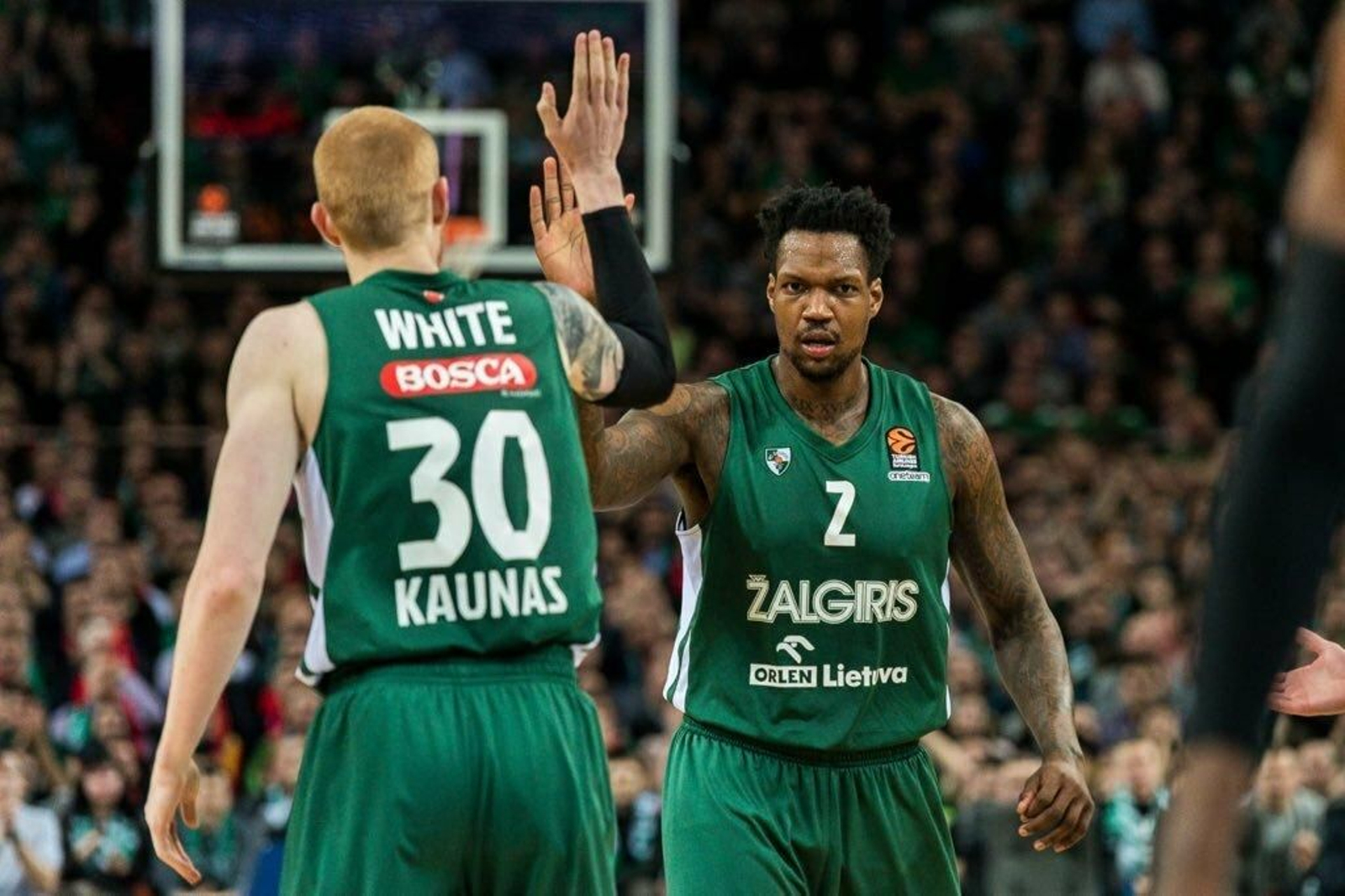 Deon Thompson se saluda con Aaron White.