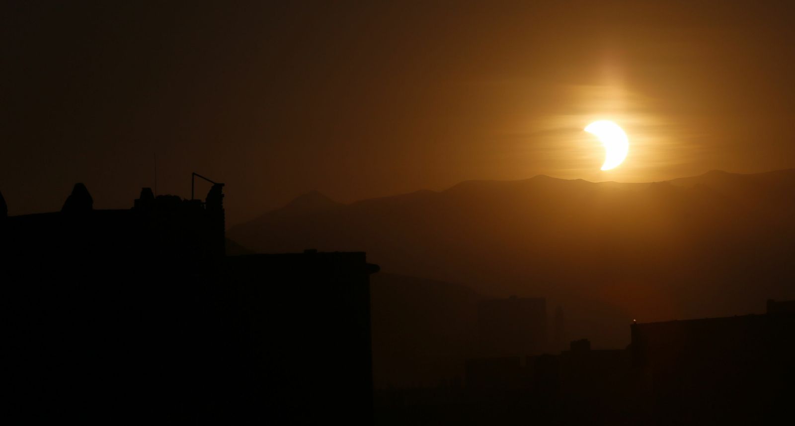 Las imágenes del último eclipse solar de la década