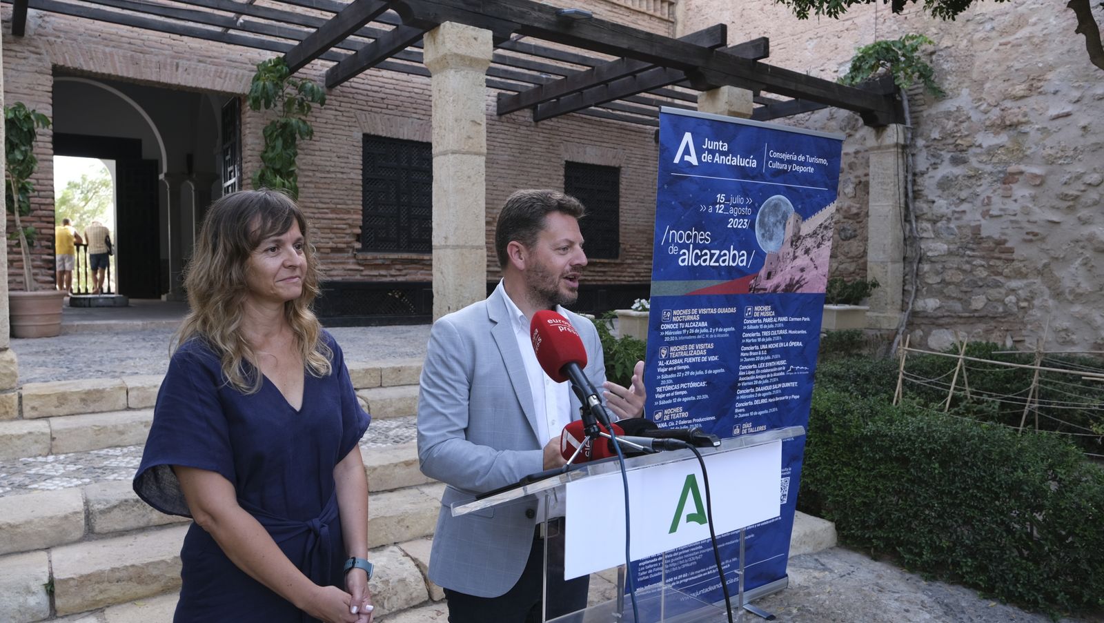 Gema Embí, directora de la Alcazaba con el delegado de Cultura, José Ángel Vélez en el monumento.