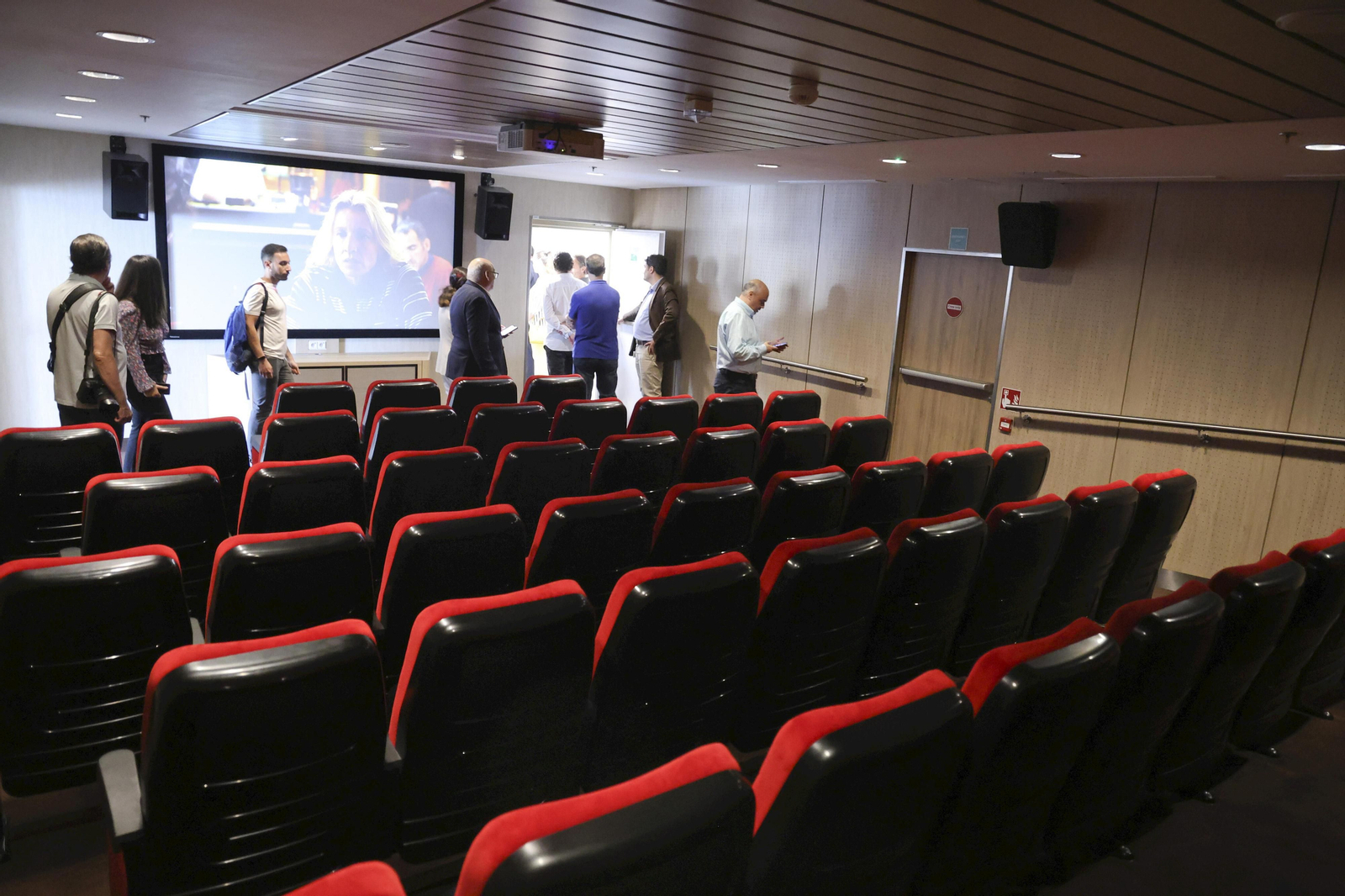 Así es el nuevo ferry ‘Rusadir’ que ha presentado Baleària en el puerto de Málaga.