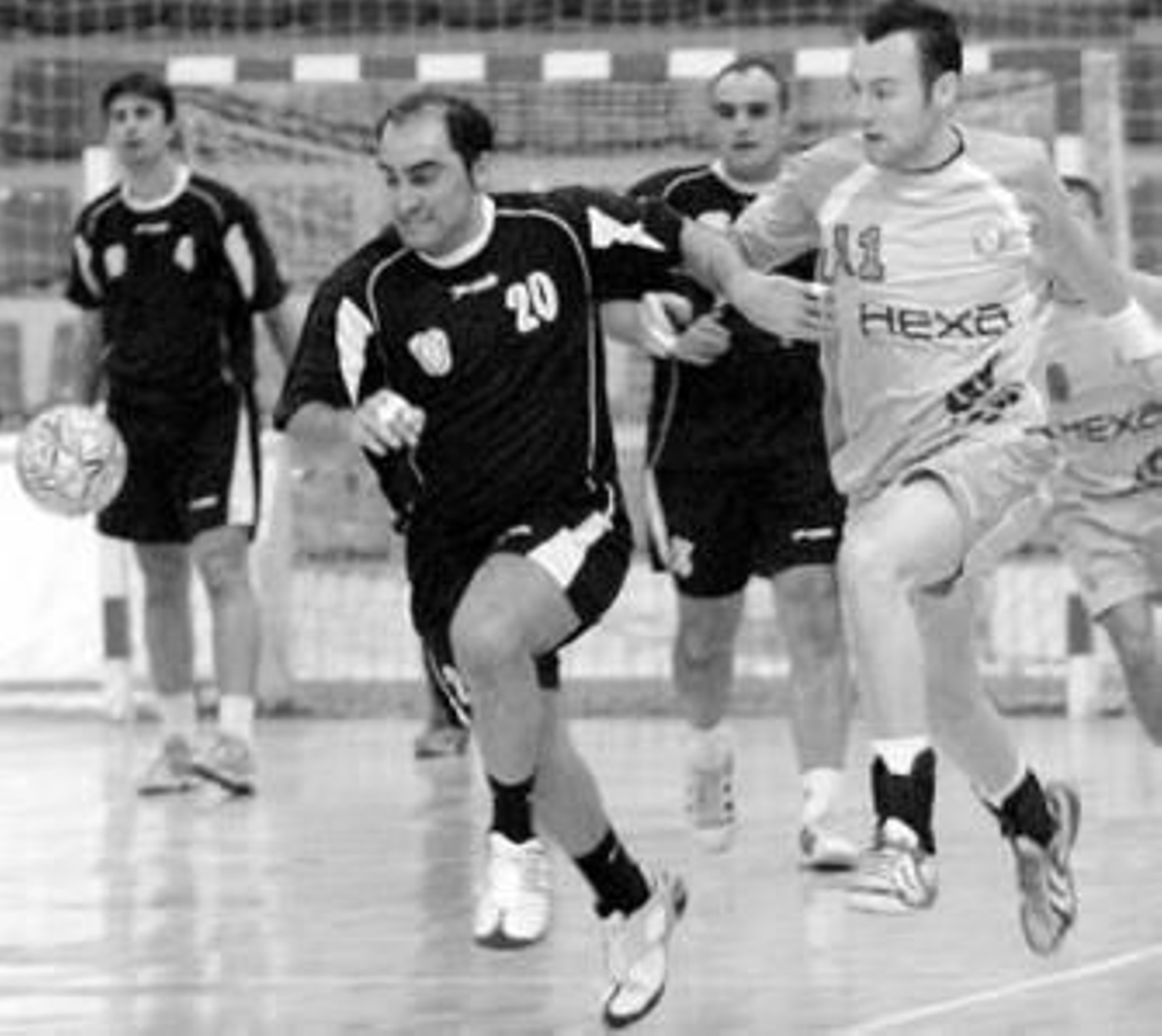 Pepe Pozo, que marcó 13 goles, es perseguido en una contra por Hoyos.