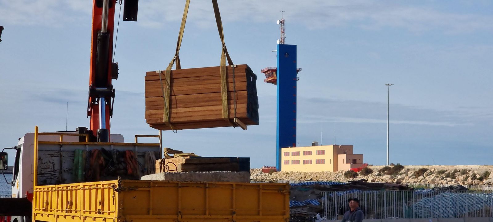 Descarga de la madera a instalar sobre el Cable Inglés