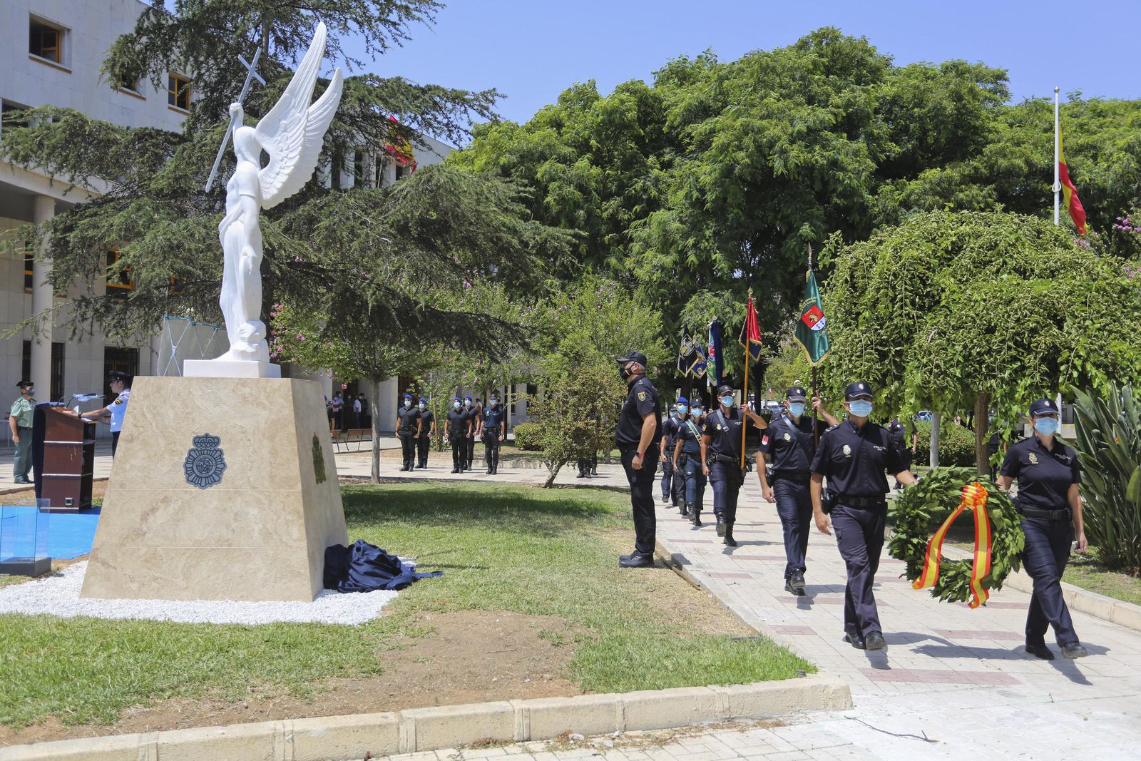 Fotos de la escultura que rinde homenaje a los policías fallecidos en Málaga