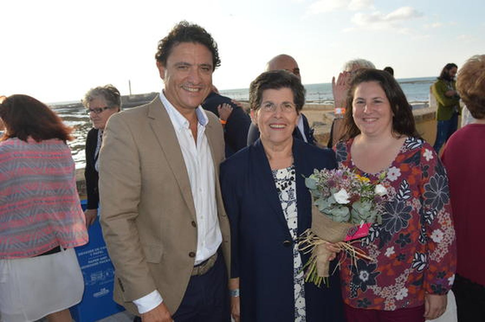 El teniente de alcalde de Conil Daniel Sánchez, con la galardonada Maruja Gallardo y Paqui Molino.

Foto: Ignacio Casas de Ciria