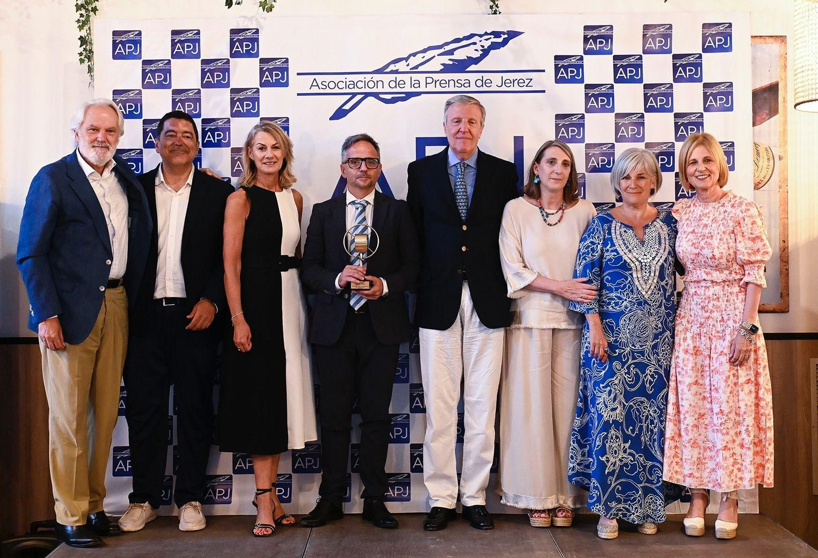 Foto de familia de la entrega del XIII Premio Nacional de Periodismo Juan Andrés García que organiza la Asociación de la Prensa de Jerez.
