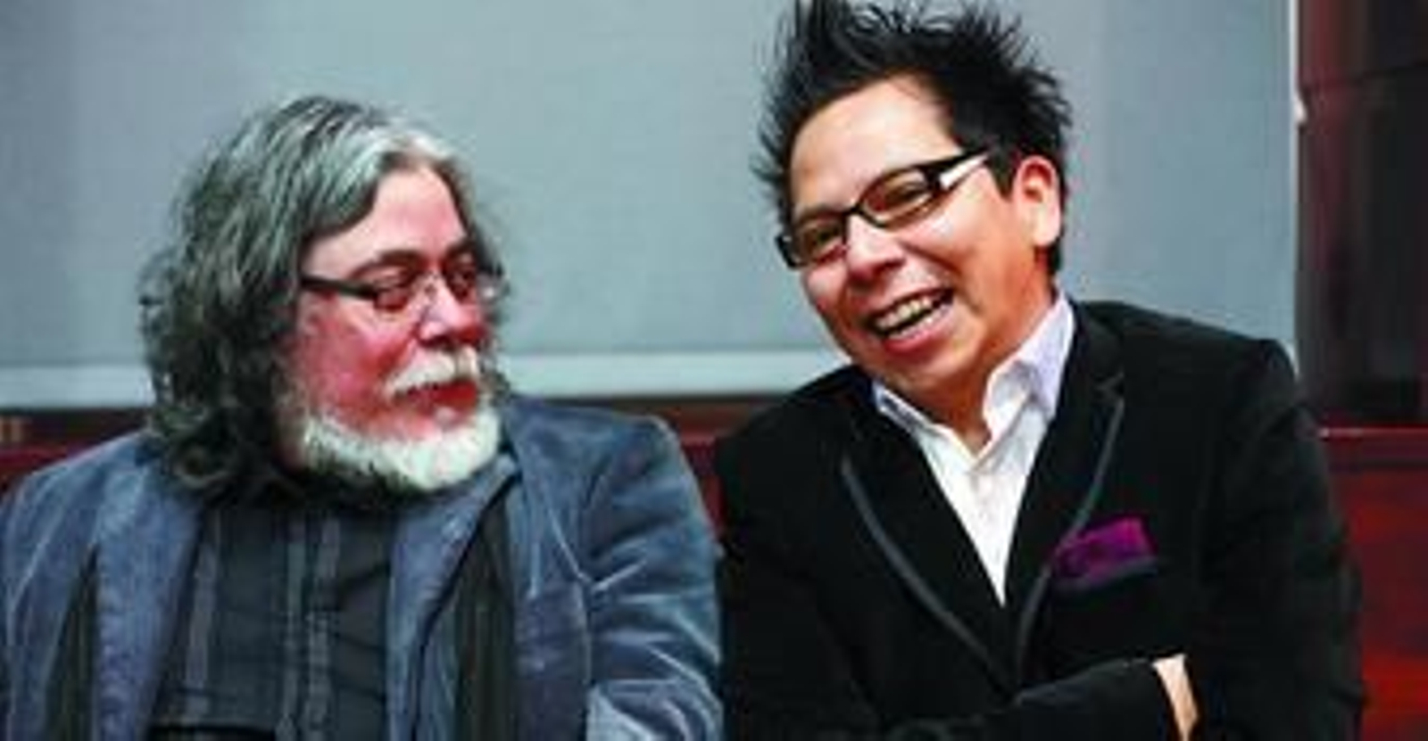 El onubense Manuel Moya, a la izquierda, y el peruano Martín Mucha, ayer en el Centro Unicaja después de recibir sus galardones.