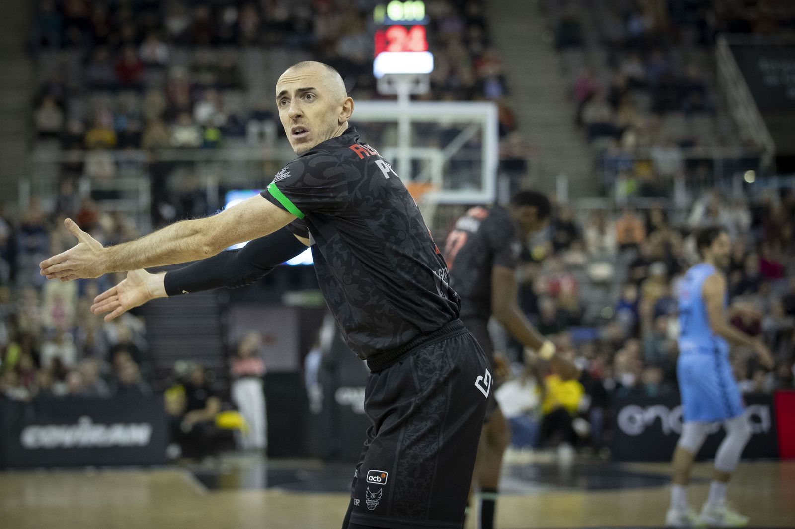 Jonathan Rousselle se queja a los árbitros en el duelo ante el Río Breogán.