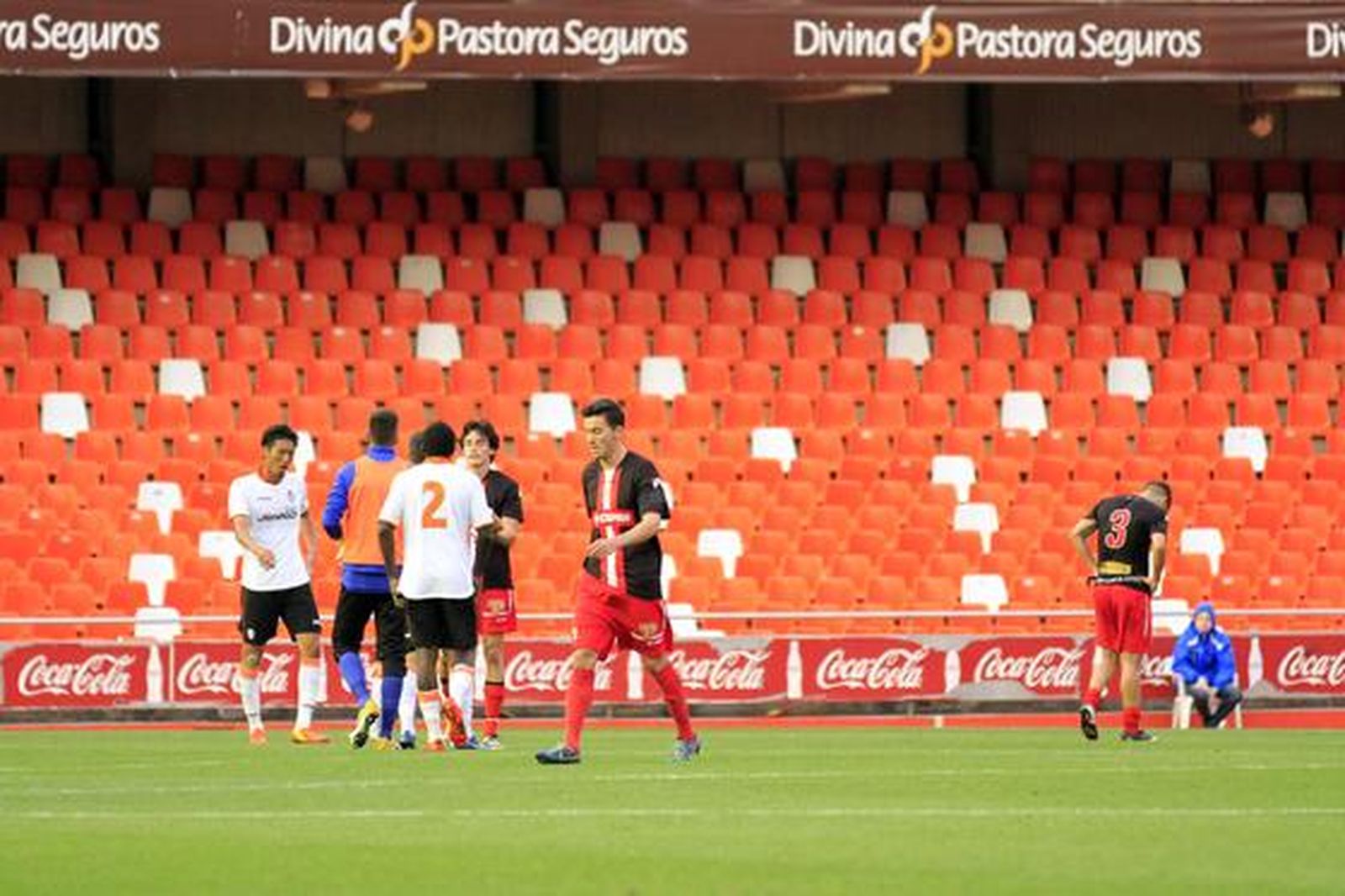 Los albirrojos consuman la pérdida de la categoría un año después de subir al caer en Valencia por 1-0

Foto: LOF