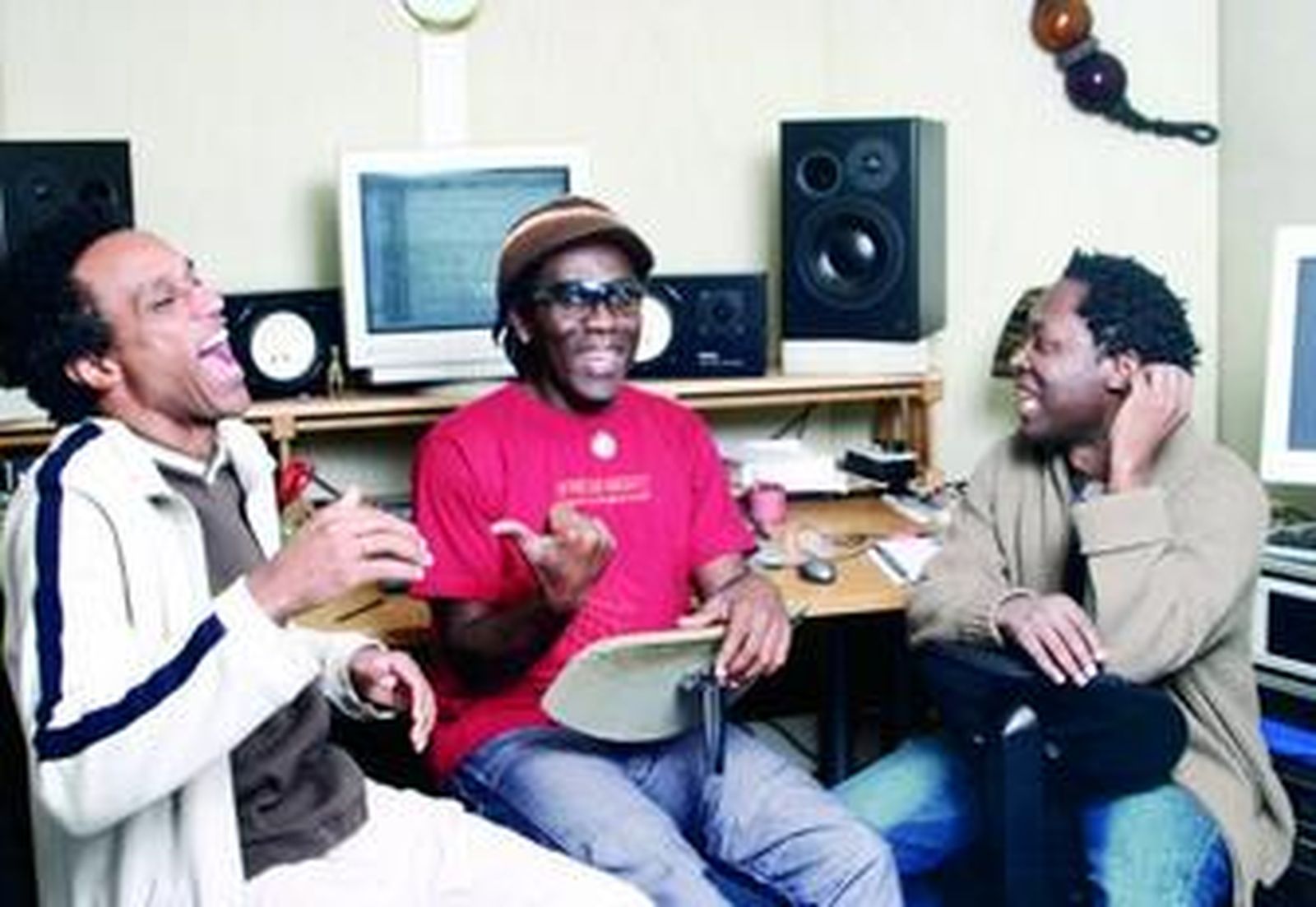 Los tres músicos africanos que actuarán esta noche en el Teatro de la Axerquía, en animada charla.