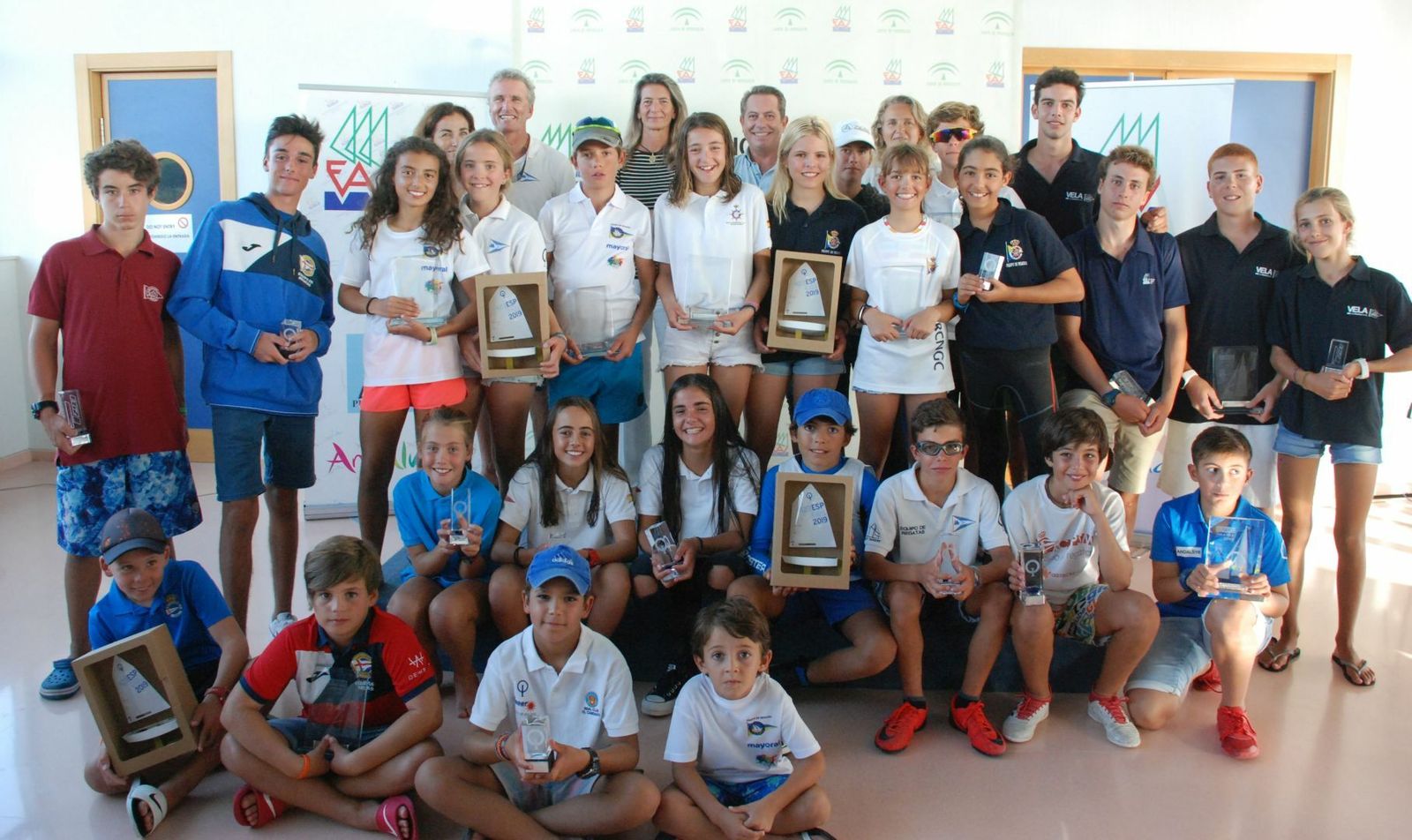 Foto de familia de los ganadores del 4º Trofeo Hispanidad de Optimist