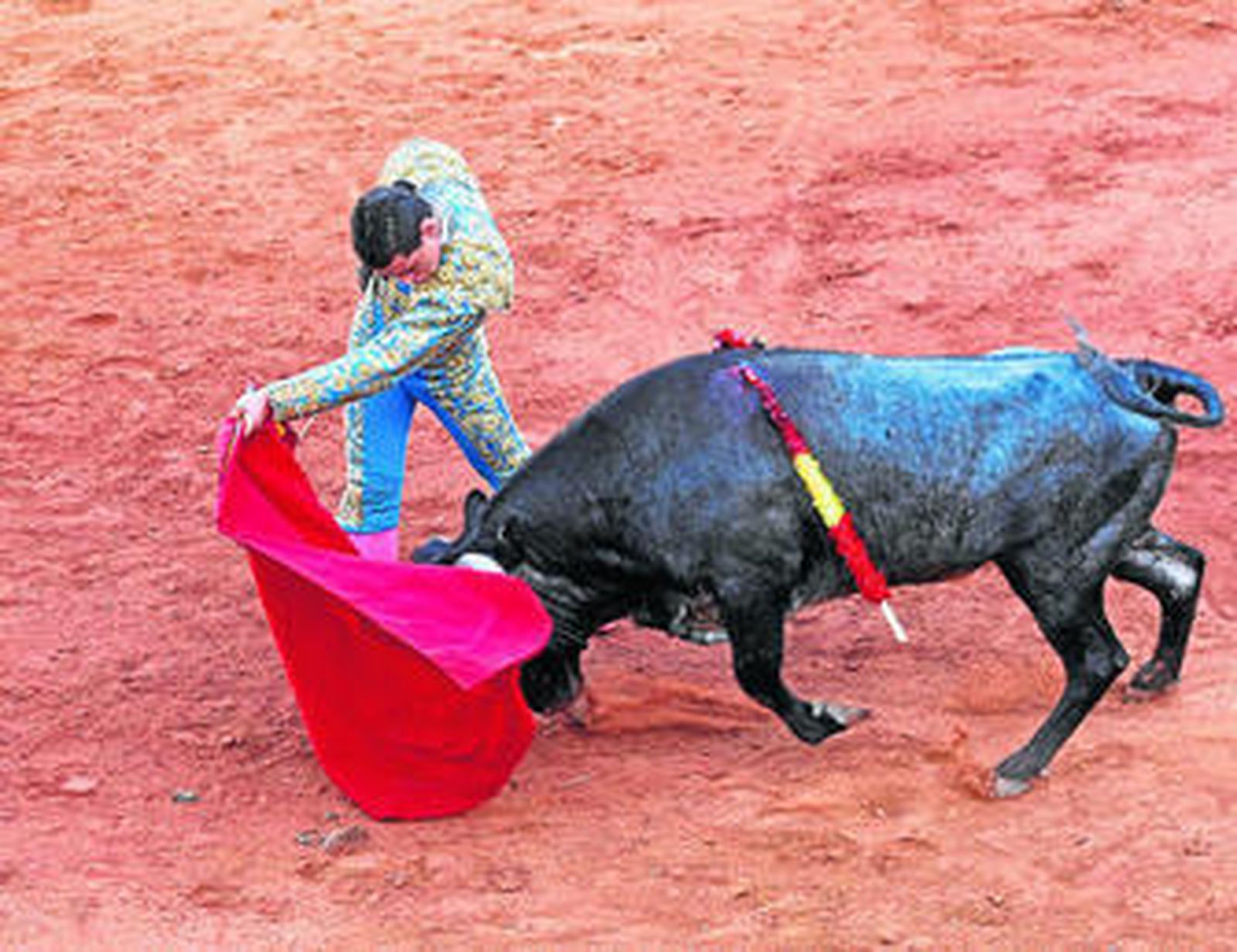 El algecireño Jiménez López rematando con el de pecho una de las serie al novillo de Ana Romero.