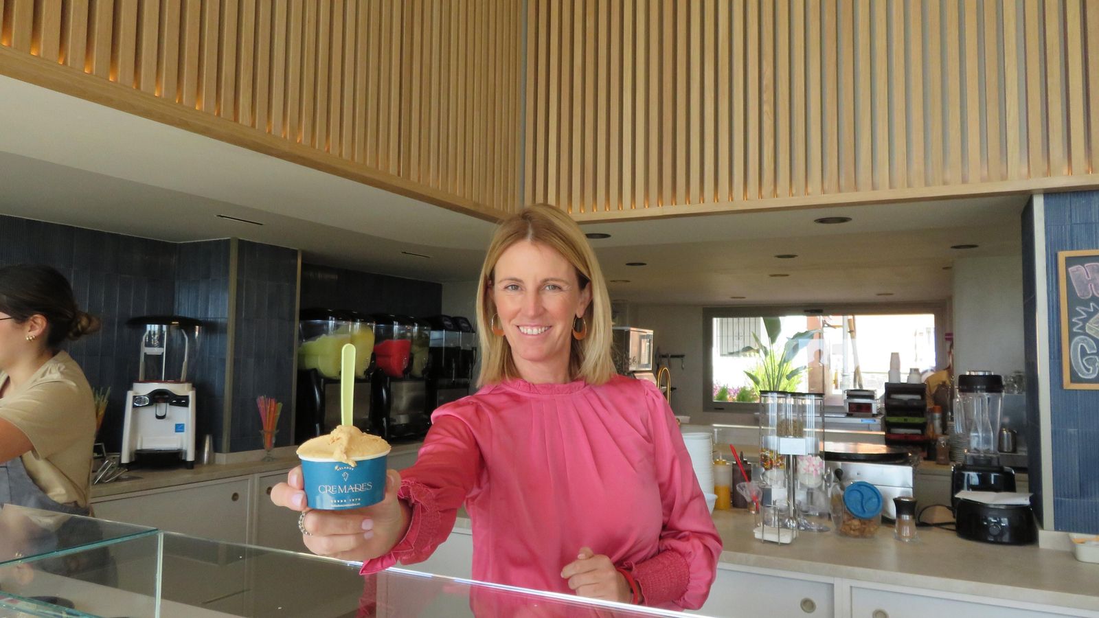 Paloma Cremades sirviendo un helado de turrón, el sabor más popular