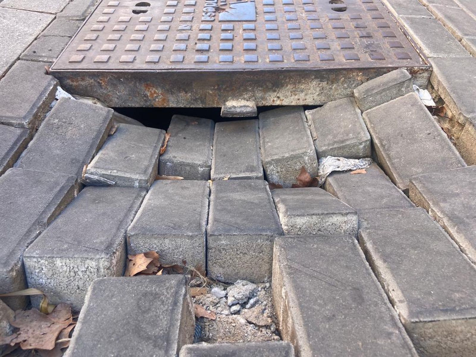 Desperfecto en el acerado de la calle Colombia.