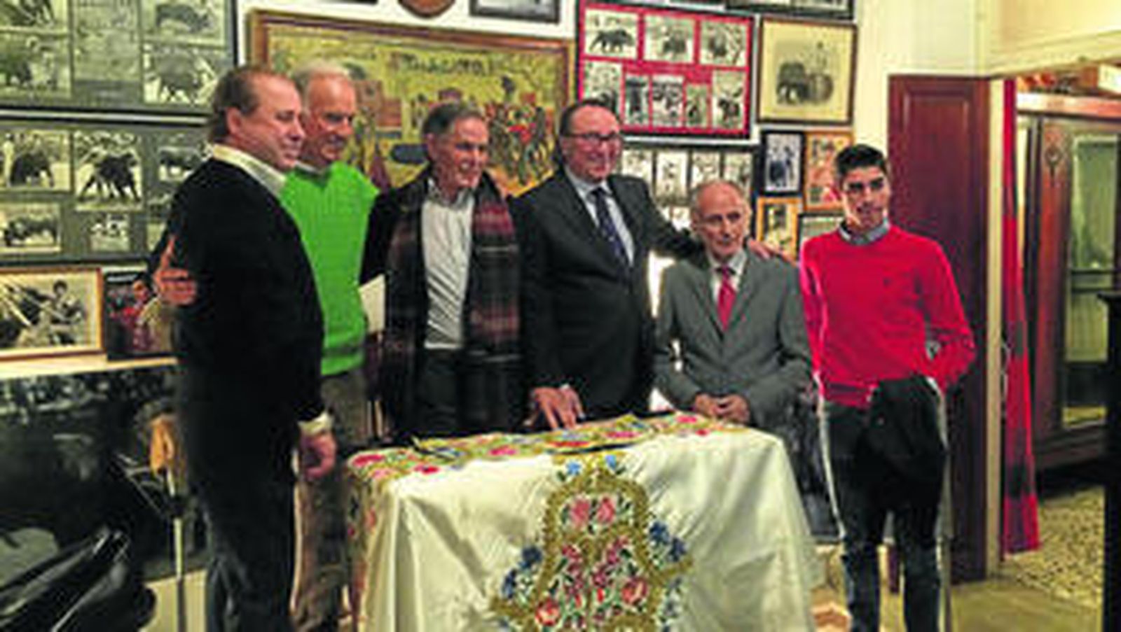 El diestro Ruiz Miguel, centro, junto a Antonio Ortega, a su izquierda, y los matadores de toros que acudieron.