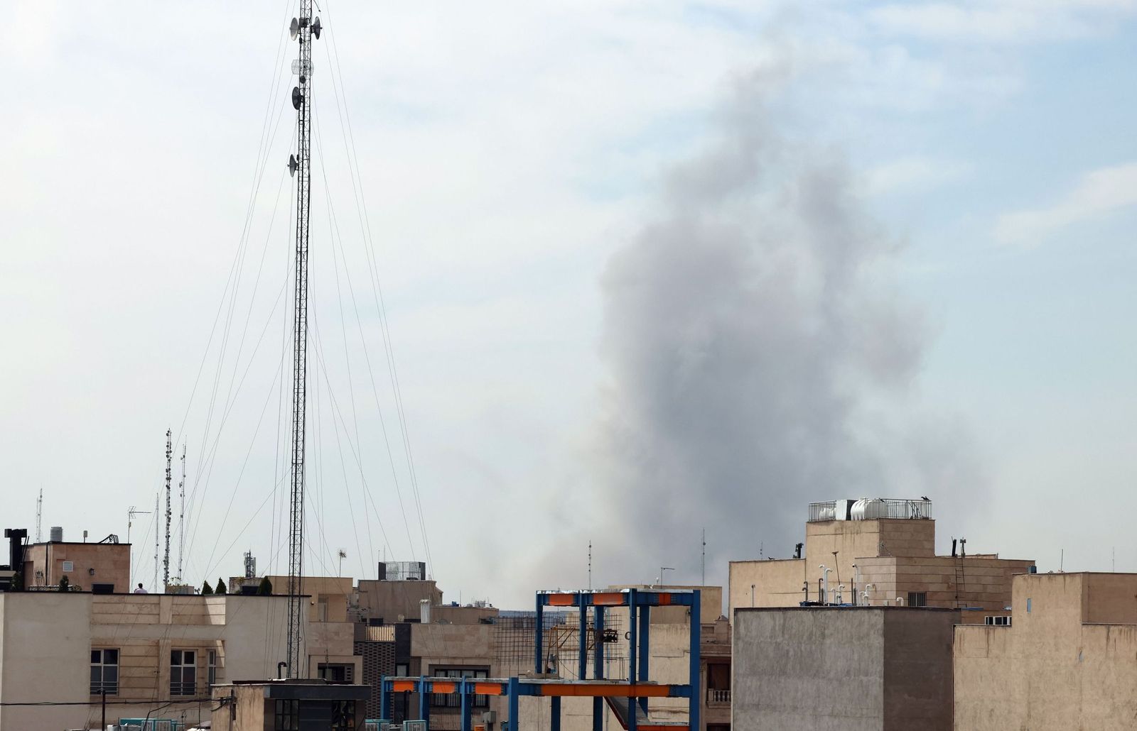 Galería Gráfica: Otra jornada de misiles, fuego, humo y militarización en Oriente Medio