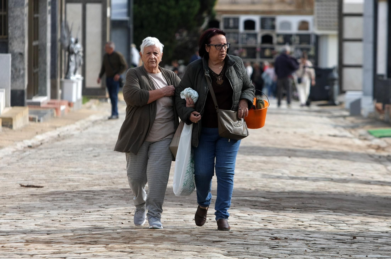 Imágenes del ambiente en el cementerio La Soledad, Huelva