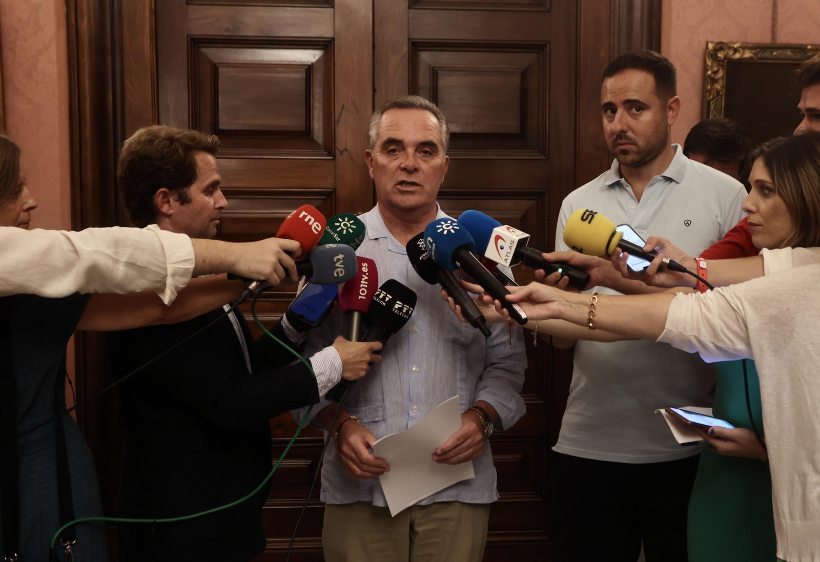 El delegado de Transformación Digital, Juan Bueno, atiende a los periodistas este jueves.