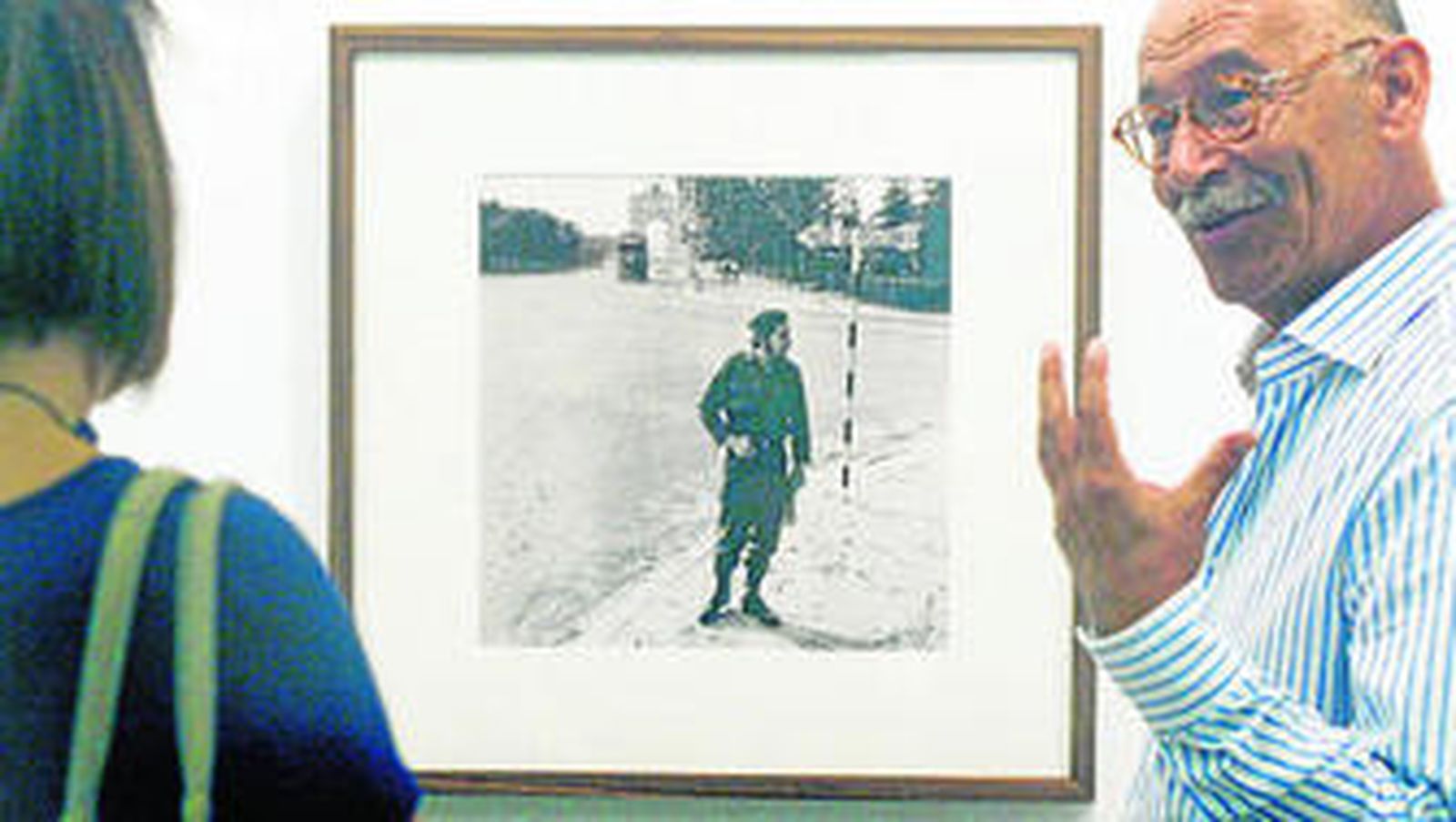 El director del Centro Andaluz de Fotografía, Pablo Juliá, muestra a la diputada de Cultura, Pilar Pintor, la imagen de Ernesto 'Che' Guevara en Madrid realizada por César Lucas.