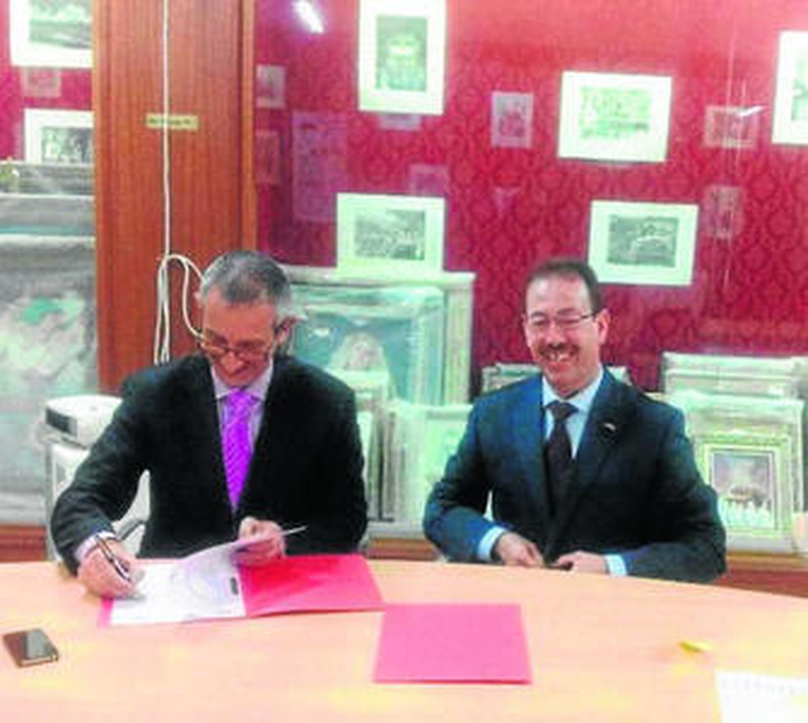Francisco Moro y Antonio Jódar durante la firma del convenio.