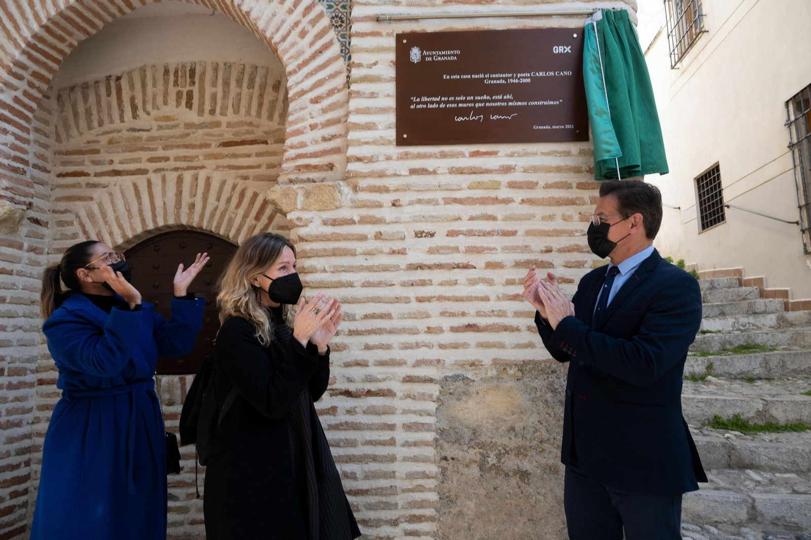 La placa descubierta de Carlos Cano